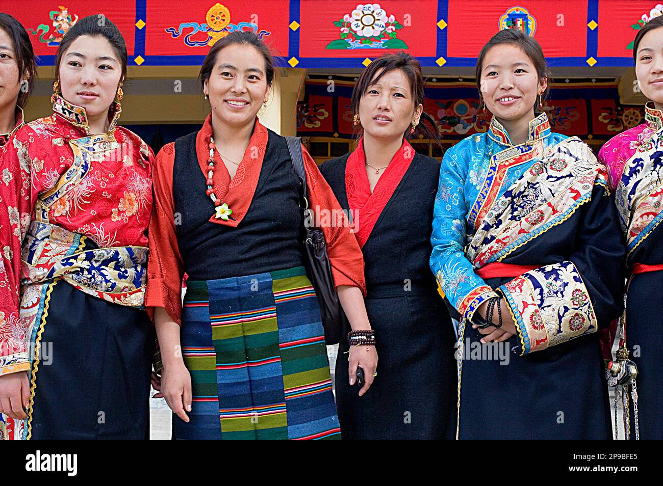 Tibetische Frauen in typischen Kleidern, im Namgyal-Kloster, im Tsuglagkhang-Komplex. McLeod Ganj, Dharamsala, Himachal Pradesh, Indien, Asien Stockfoto