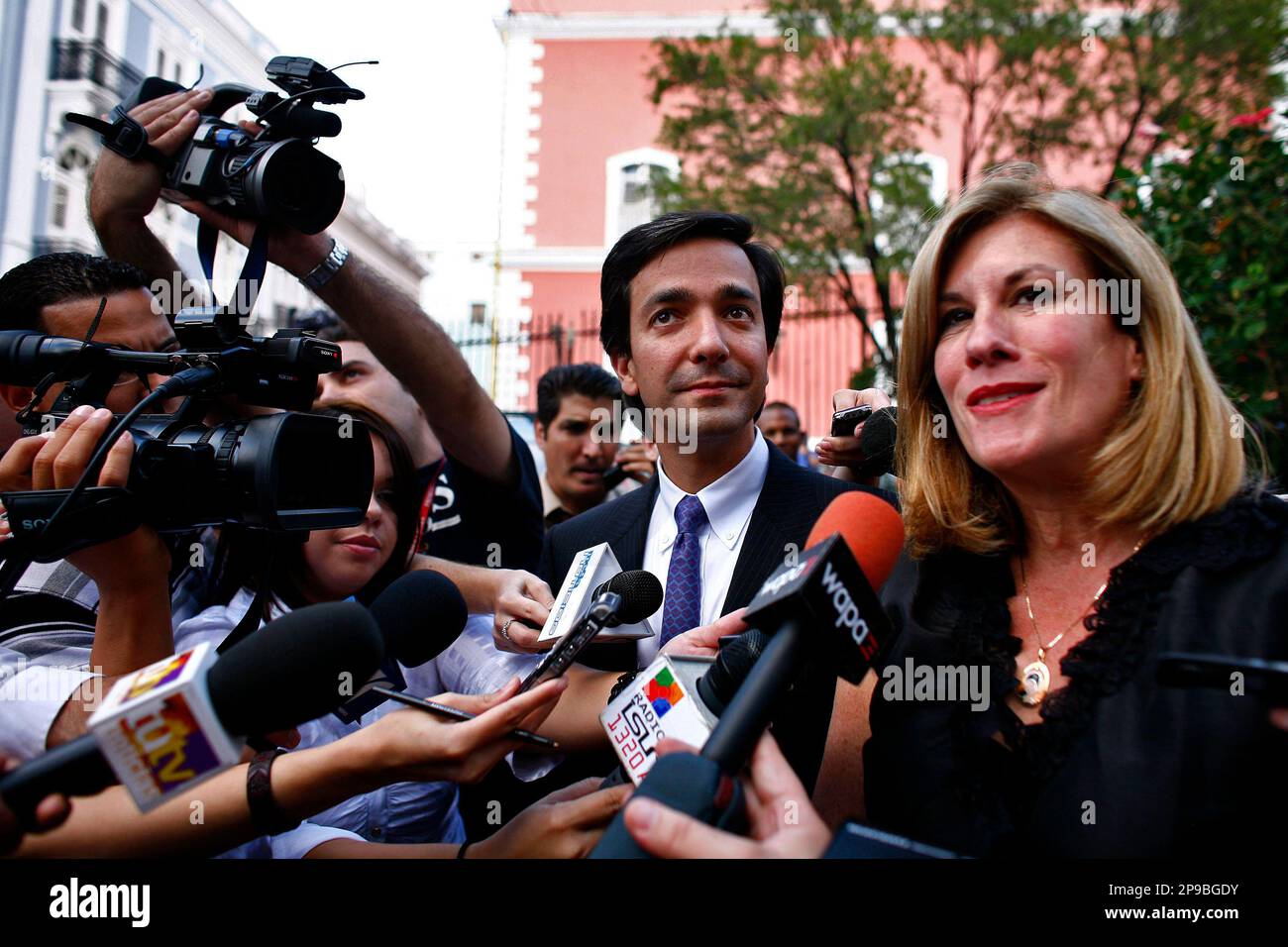 Puerto Rico's Governor-elect Luis Fortuno, center, and his wife Luce Vela, right, speak with journalists after touring the governor’s mansion in San Juan, Monday, Dec. 15, 2008. Fortuno will sworn in as Puerto Rico's Governors next month. (AP Photo/Ricardo Arduengo) Stockfoto