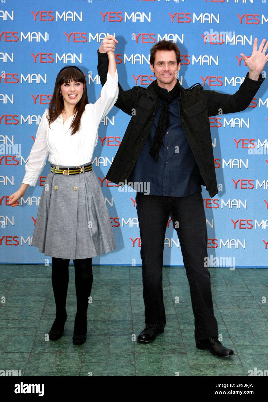 U.S. actress Zooey Deschanel, left, and U.S. actor Jim Carrey attend the presentation of the movie "Yes Man" in Rome, Saturday, Dec. 13, 2008. (AP Photo/Sandro Pace) Stockfoto