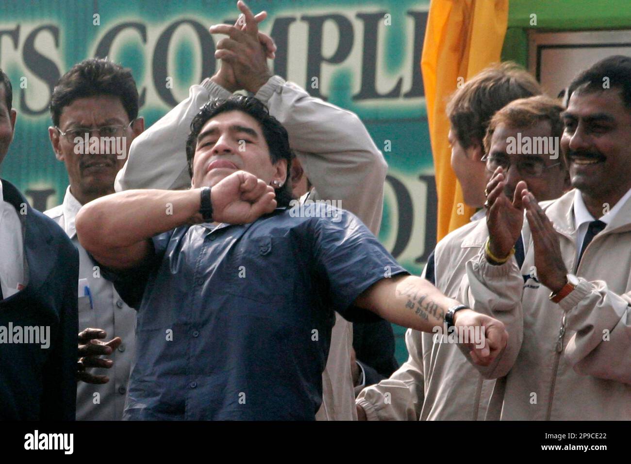 Argentina's national soccer team coach Diego Maradona gestures as he attends the stone laying ceremony for Indian School of Football in Calcutta, India, Saturday, Dec. 6, 2008. (AP Photo/Bikas Das) Stockfoto