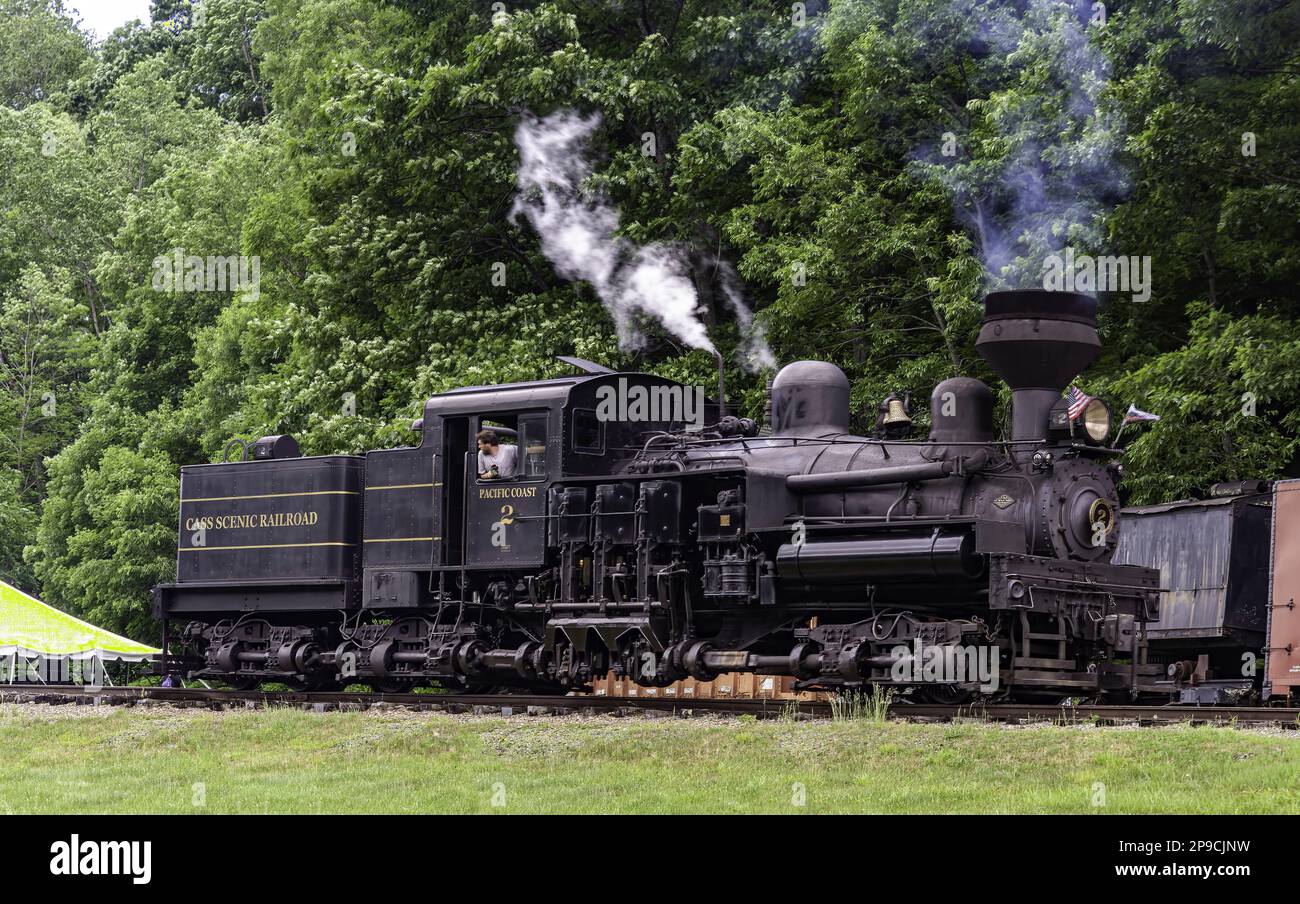 Cass, West Virginia, 18. Juni 2022 - an Antique Shay Steam Engine, Traveling alone, Blowing Smoke and Steam on a Rail Road Track, an einem Sommertag Stockfoto