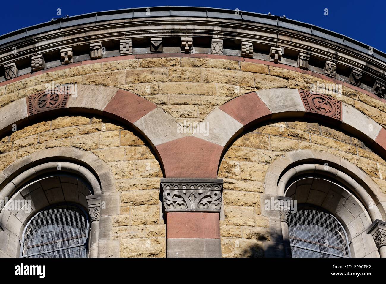 Details der prunkvollen Fassade der neoromanesken Pfarrkirche St. michael in kölns belgischem Viertel Stockfoto Details der prunkvollen Fassade der neoromanesken Pfarrkirche St. michael in kölns belgischem Viertel Stockfoto