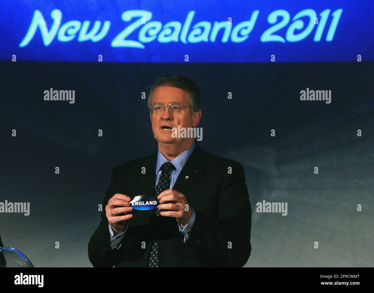 Bernard Lapasset, the International Rugby Board's (IRB) chairman holds up the name of England during the Rugby World Cup 2011 pool allocation draw in London, Monday Dec. 1, 2008. (AP Photo/David Rogers, Pool) Stockfoto