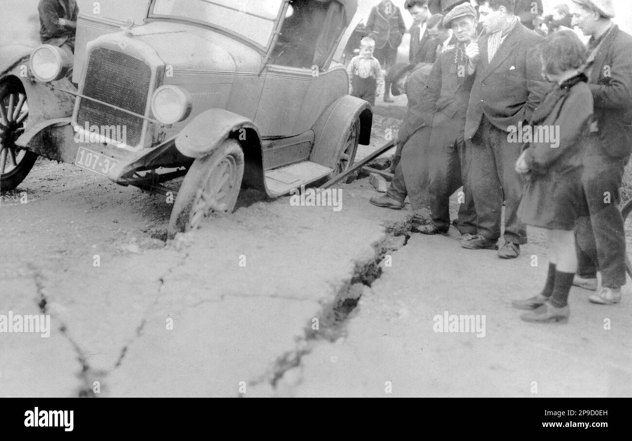 Männer versuchen, ein Fahrzeug in einem Riss durch die 1929 "urchison Erdbeben', die bei Blaketown, Greymouth, Westland, Neuseeland fühlte verursacht wurde, haftete an frei Stockfoto