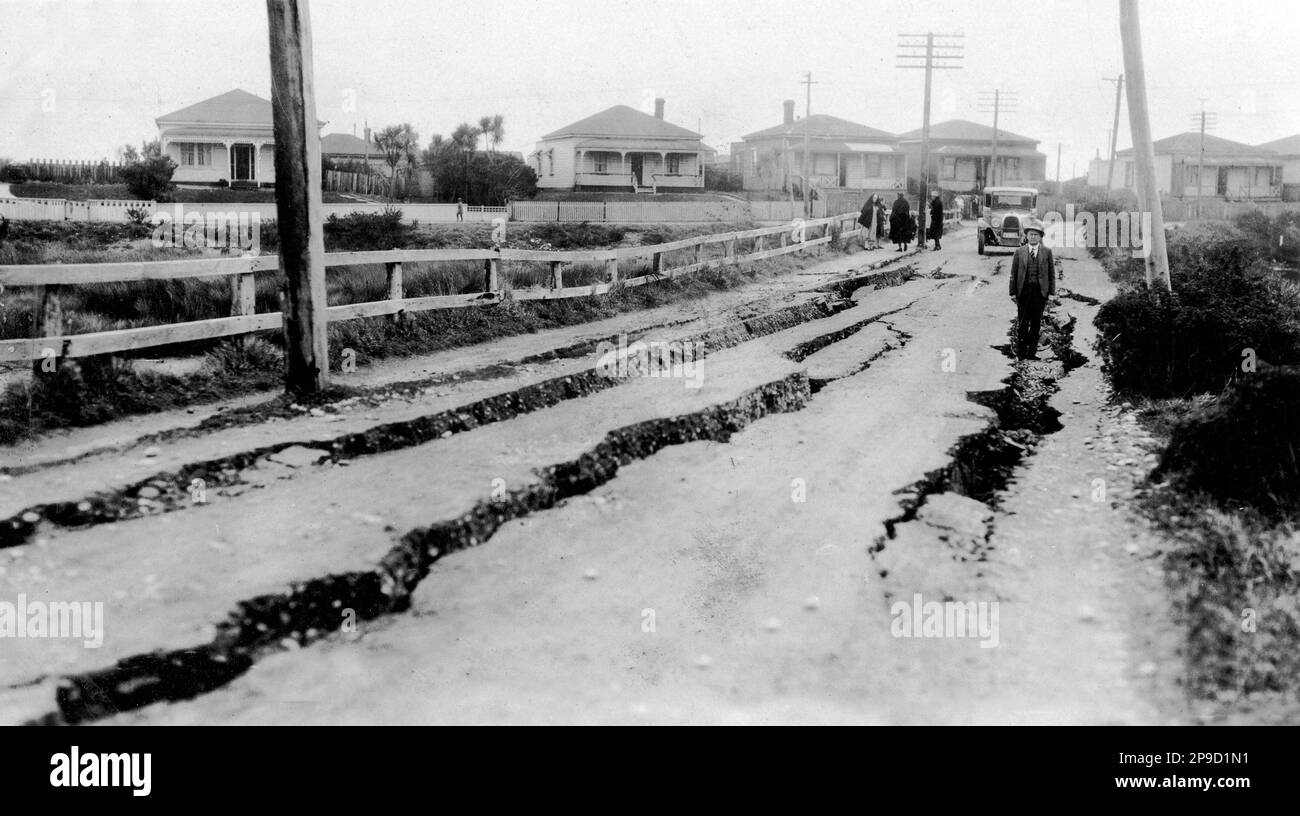 Risse in der Straße auf dem Weg zur Blaketown Brücke, Greymouth, Westland, Neuseeland. Von den 1929 "urchison Erdbeben' verursacht. Stockfoto