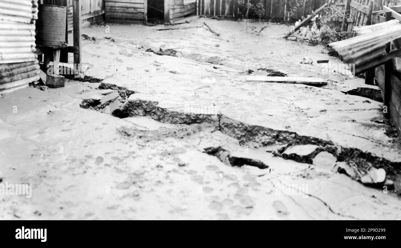 Risse im Hinterhof eines Hauses in der Blaketown urchison 1929 "Erdbeben", die auch Blaketown, Greymouth, Westland, Neuseeland betroffenen verursacht. Meer Wasser kam durch die Sprünge und Verschlammte der Werft. Stockfoto