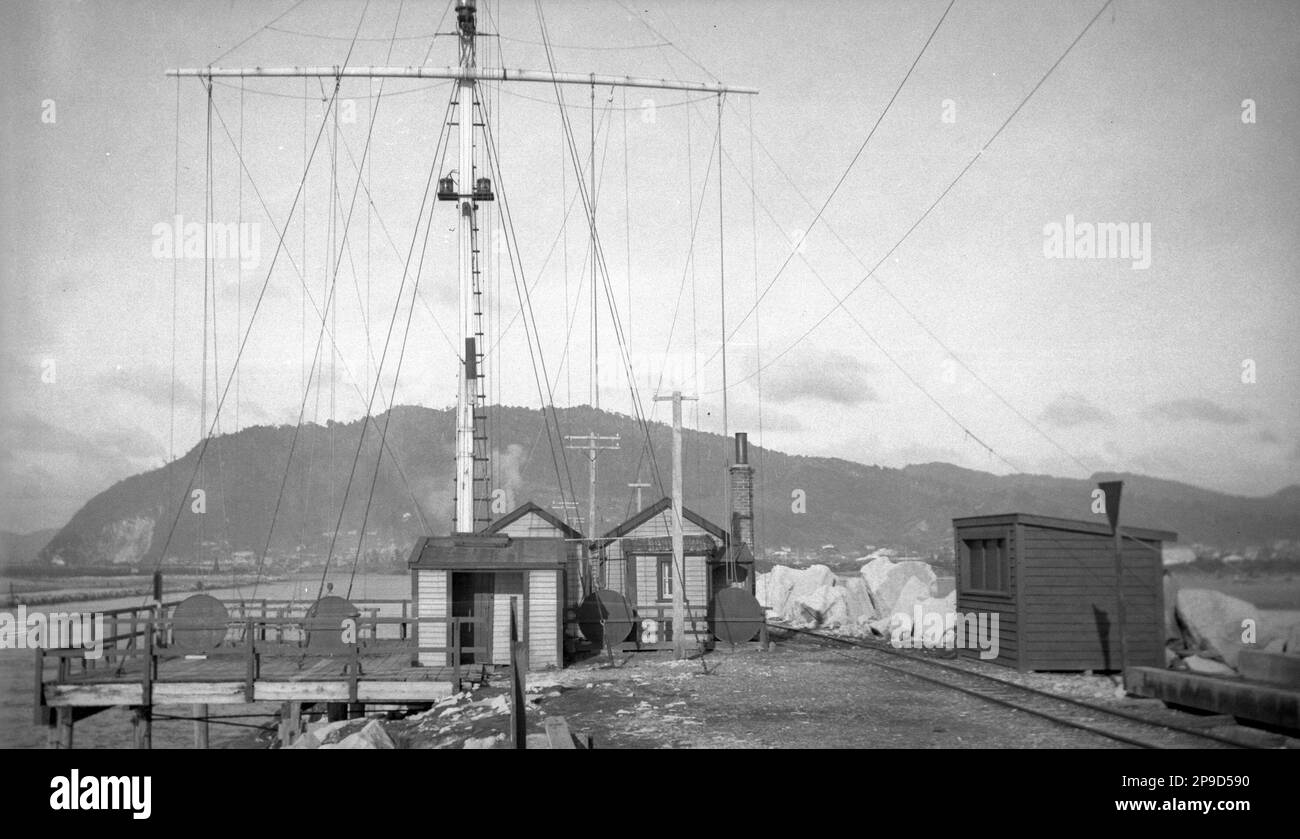 Abgeschlossen Masten und Gebäude auf dem Norden Tiphead Port, Westland, Greymouth, Neuseeland, vermutlich in den 1930er Jahren. Stockfoto