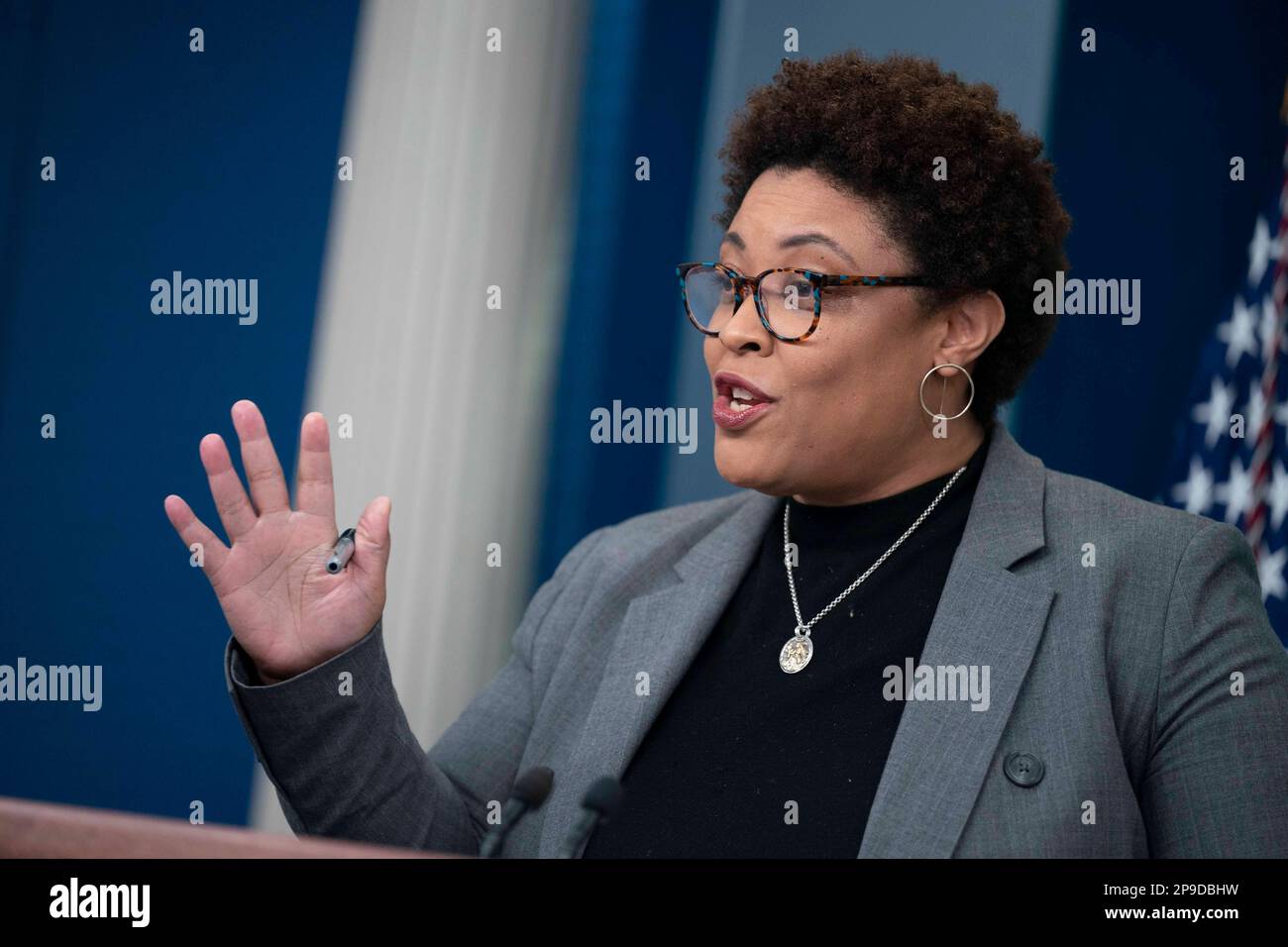 Die Direktorin des Büros für Management und Haushalt Shalanda Young spricht am Freitag, den 10. März 2023, im James Brady Briefing Room des Weißen Hauses in Washington, DC, während der täglichen Pressekonferenz. Guthaben: Bonnie Cash/Pool über CNP/MediaPunch Stockfoto