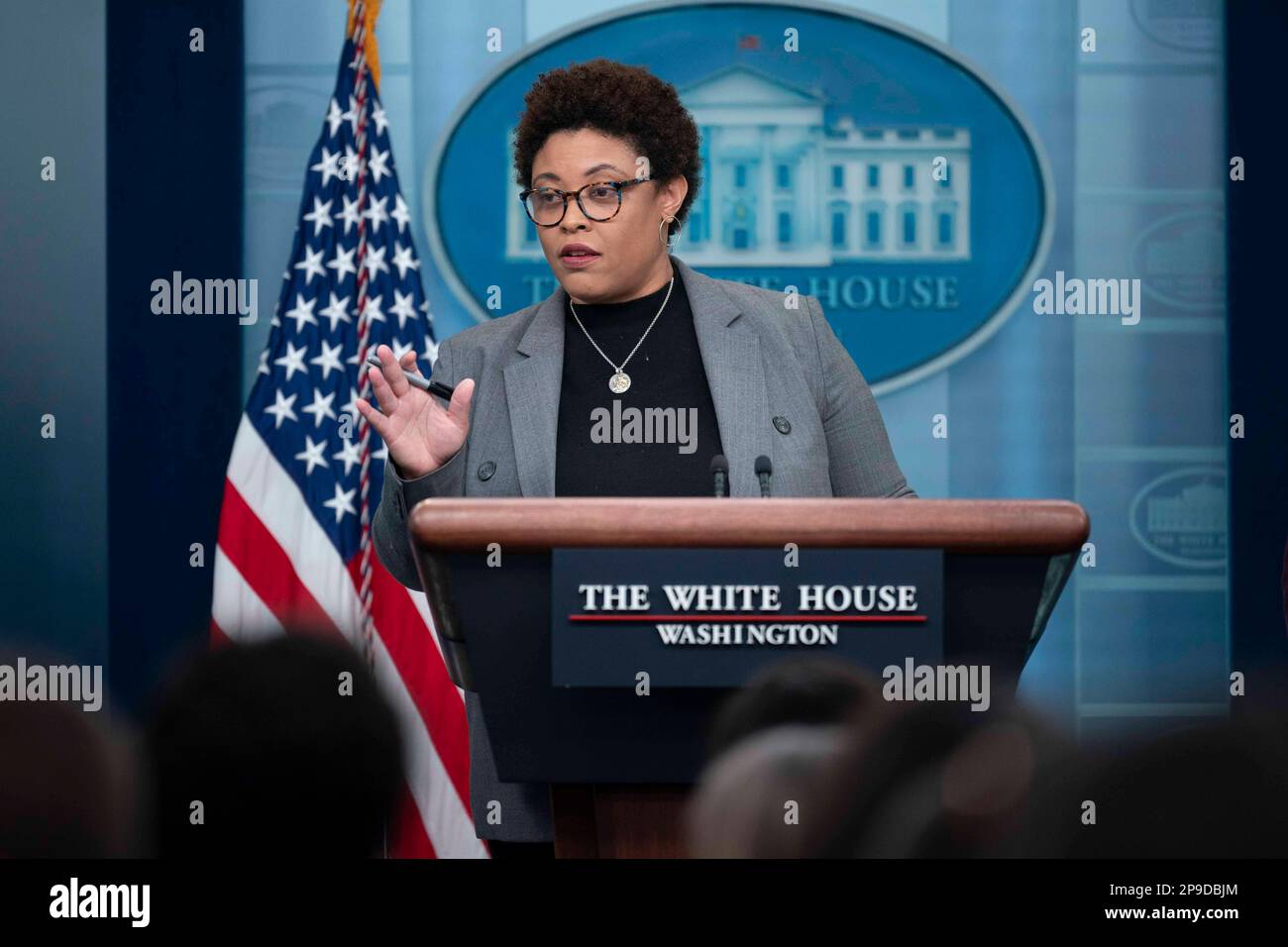 Der Direktor des Office of Management and Budget Shalanda Young spricht am Freitag, den 10. März 2023, im James Brady Briefing Room des Weißen Hauses in Washington, D.C. während der täglichen Pressekonferenz. Kredit: Bonnie Cash/Pool via CNP /MediaPunch Stockfoto