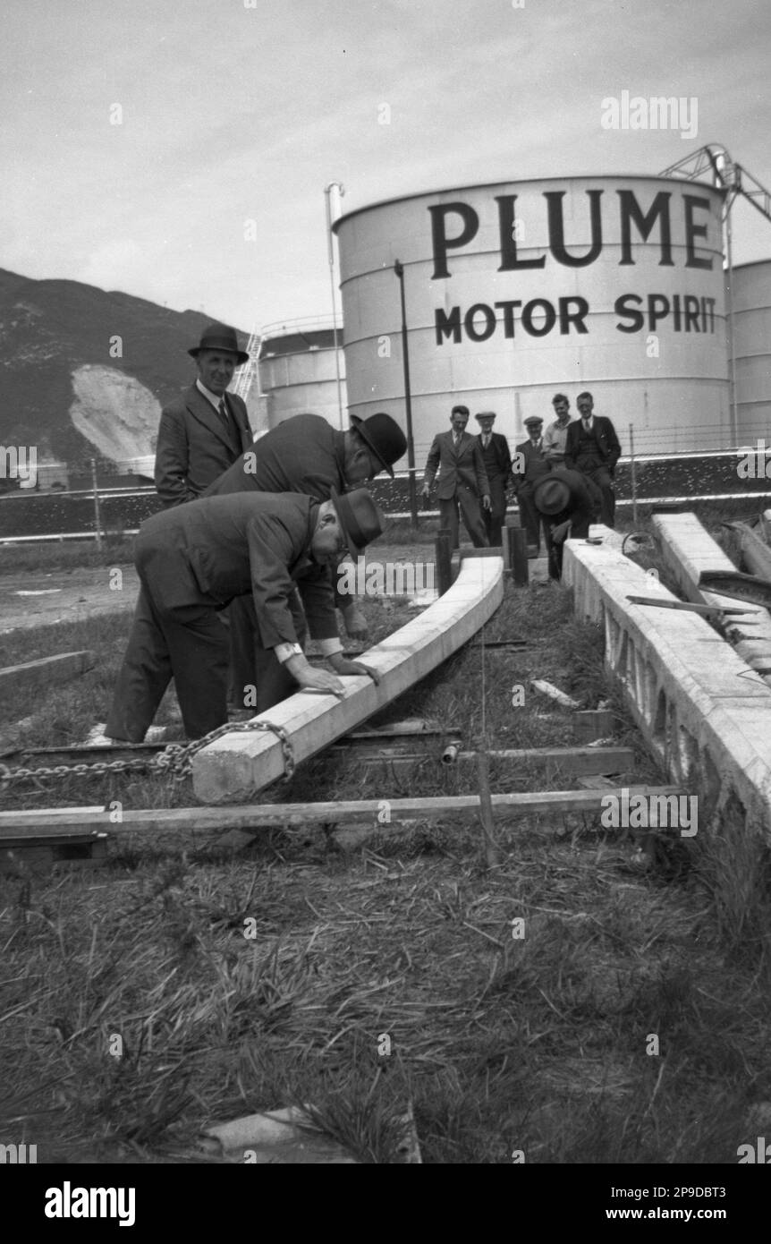 Männer in Anzügen (wahrscheinlich Ratsmitglieder) Überprüfung der Arbeit in der Nähe der Werft in Greymouth, Westland, Neuseeland, 1930er Jahre Stockfoto