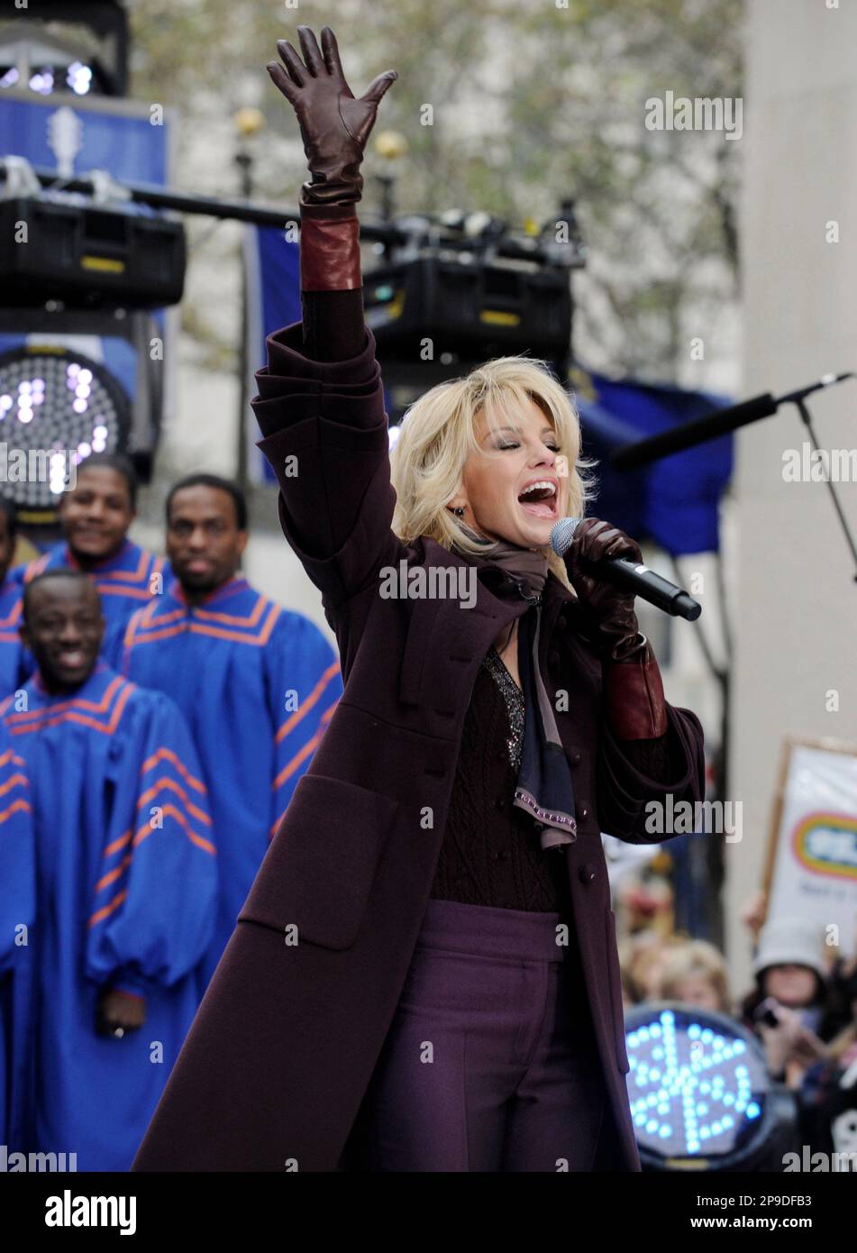 Country singer Faith Hill performs on the NBC "Today" television show in New York's Rockefeller Center, Monday Nov. 24. 2008. (AP Photo/Richard Drew) Stockfoto