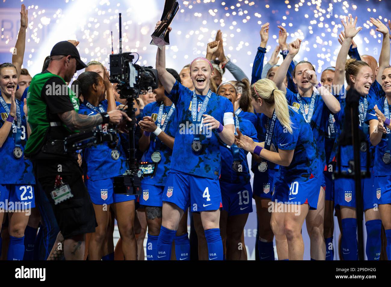 FRISCO, TX - FEBRUARY 22: United States defender Becky Sauerbrunn (#4) lifts the trophy during the SheBelieves Cup women's soccer match between the United States and Brazil on February 22, 2023 at Toyota Stadium in Frisco, Texas. (Photo by Matthew Visinsky/Icon Sportswire) (Icon Sportswire via AP Images) Stockfoto