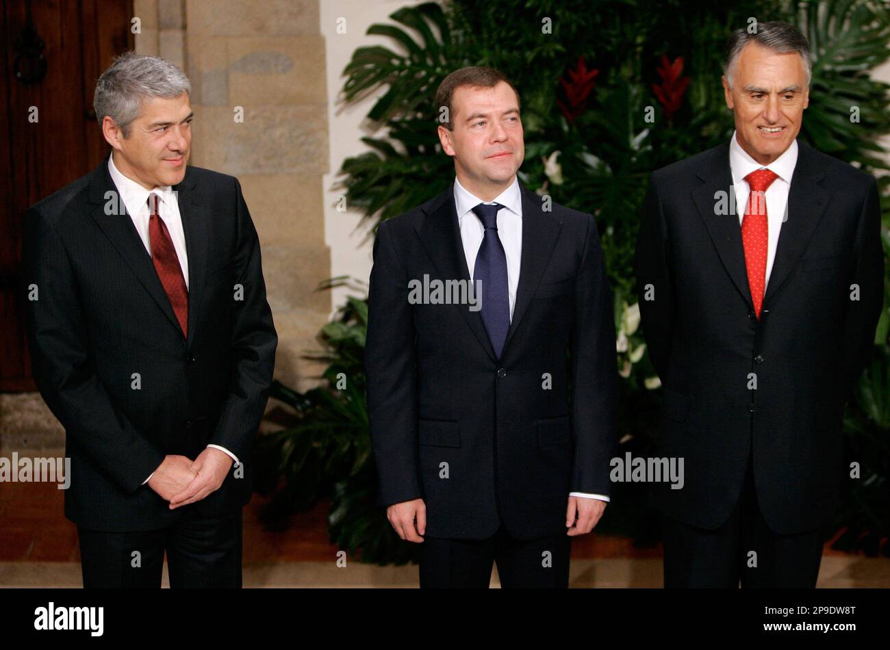 Russian President Dmitry Medvedev, center, poses with Portuguese Prime Minister Jose Socrates, left, and Portuguese President Cavaco Silva during his visit in Guincho Fortress, near Lisbon, Friday Nov. 21, 2008. (AP Photo/Joao Henriques) Stockfoto