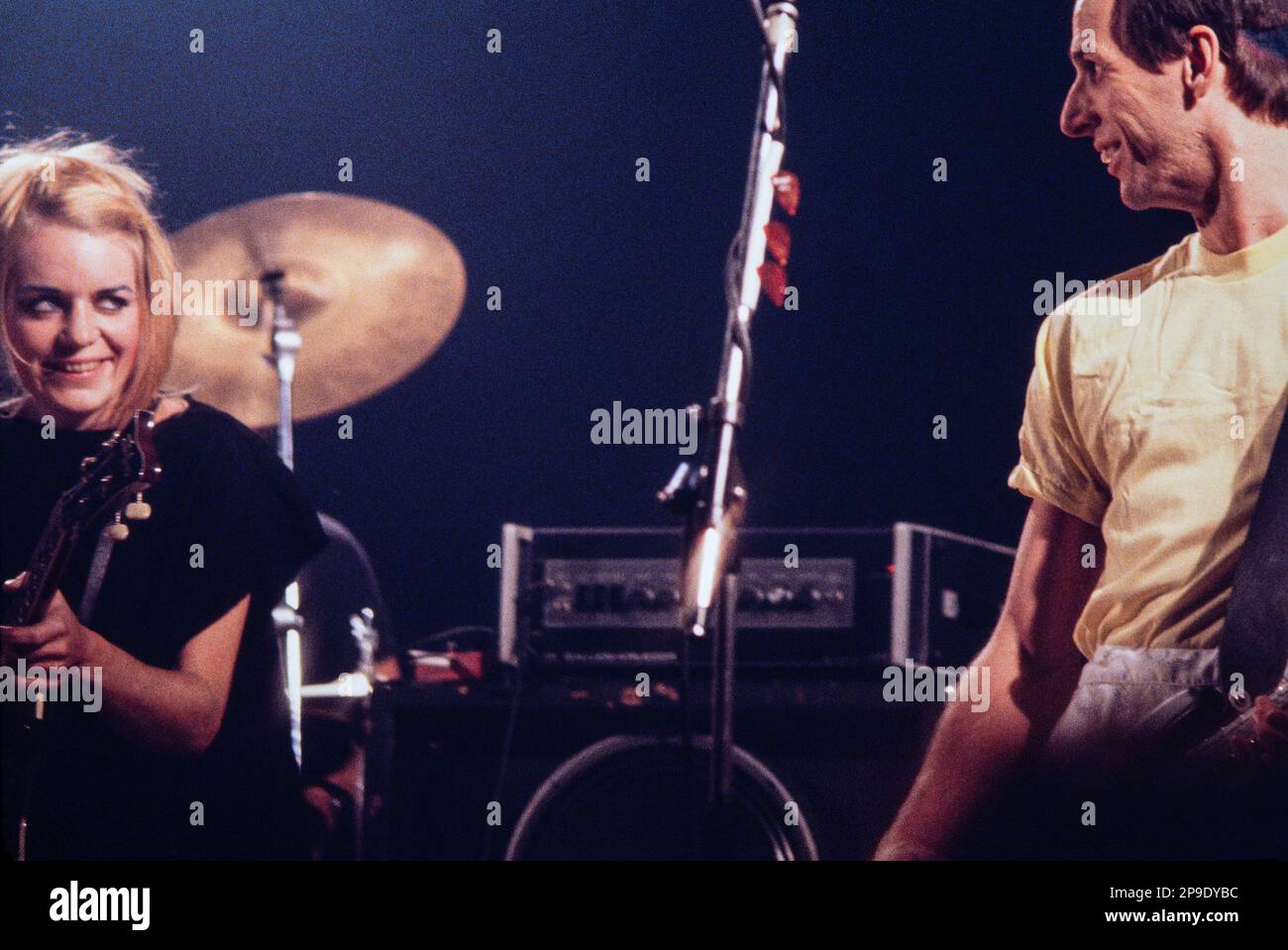 Tina Weymouth und Adrian Ballou von Talking Heads tauschen im Konzert Blicke aus Stockfoto