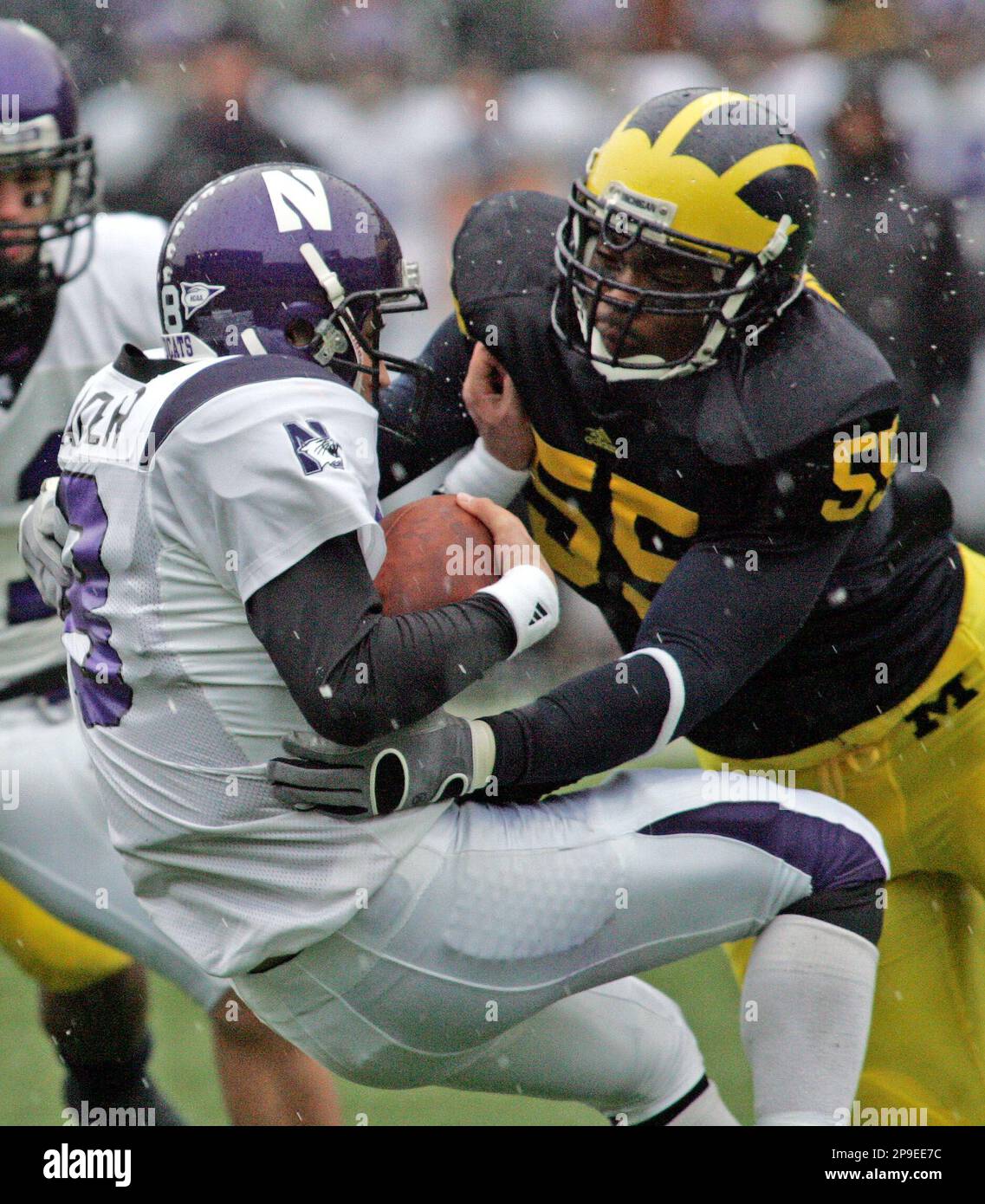 Northwestern quarterback C.J. Bacher, left, is sacked by Michigan defensive end Brandon Graham (55) during the first quarter of an NCAA college football game, Saturday, Nov. 15, 2008, in Ann Arbor, Mich. (AP Photo/Tony Ding) Stockfoto