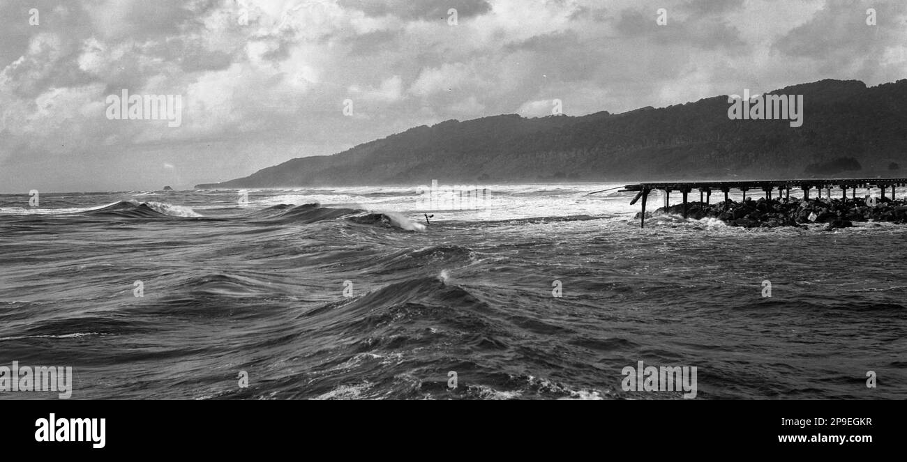 Die Spitze eines Schiffsmastes zeigt die Spitze des Spitzkopfes in Greymouth, Westland, Neuseeland, wahrscheinlich in den 1930er Jahren. Stockfoto