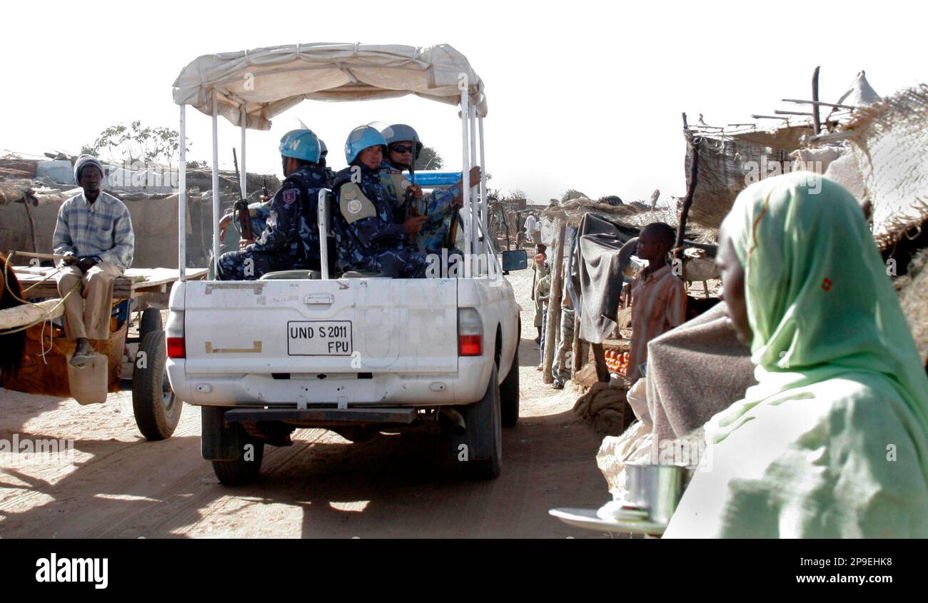 UN-African peacekeepers drive through Kalma refugee camp in Darfur, Sudan, Friday, Nov. 14, 2008. Residents of this crowded camp, where mass graves hold the victims of one of the alleged bloodiest Sudanese government attacks on refugees, see little hope in a new drive for peace in Darfur, as many of them look for justice, they look to put President Omar al-Bashir on trial for genocide. (AP Photo/Sarah El Deeb) Stockfoto