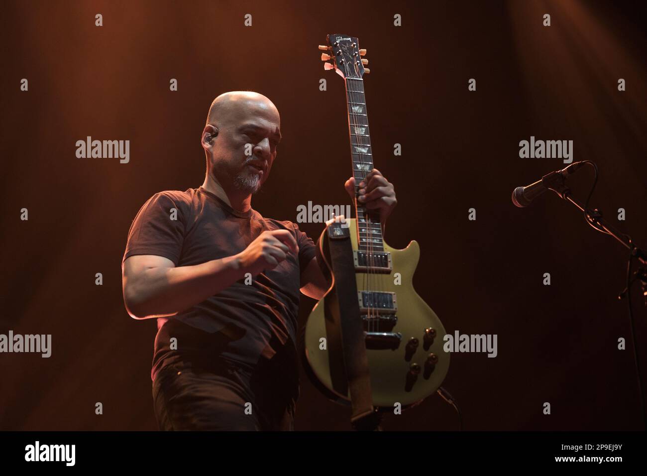 Madrid, Spanien. 10. März 2023. Joey Santiago von der Gruppe Pixies tritt im Wizink Center in Madrid auf. Die alternative Rockband, die 1986 in Boston gegründet wurde, tritt heute Abend auf einer ausverkauften Show in Madrid auf, während sie ihr neuestes Album „Doggerel“ präsentieren. (Foto: Atilano Garcia/SOPA Images/Sipa USA) Guthaben: SIPA USA/Alamy Live News Stockfoto