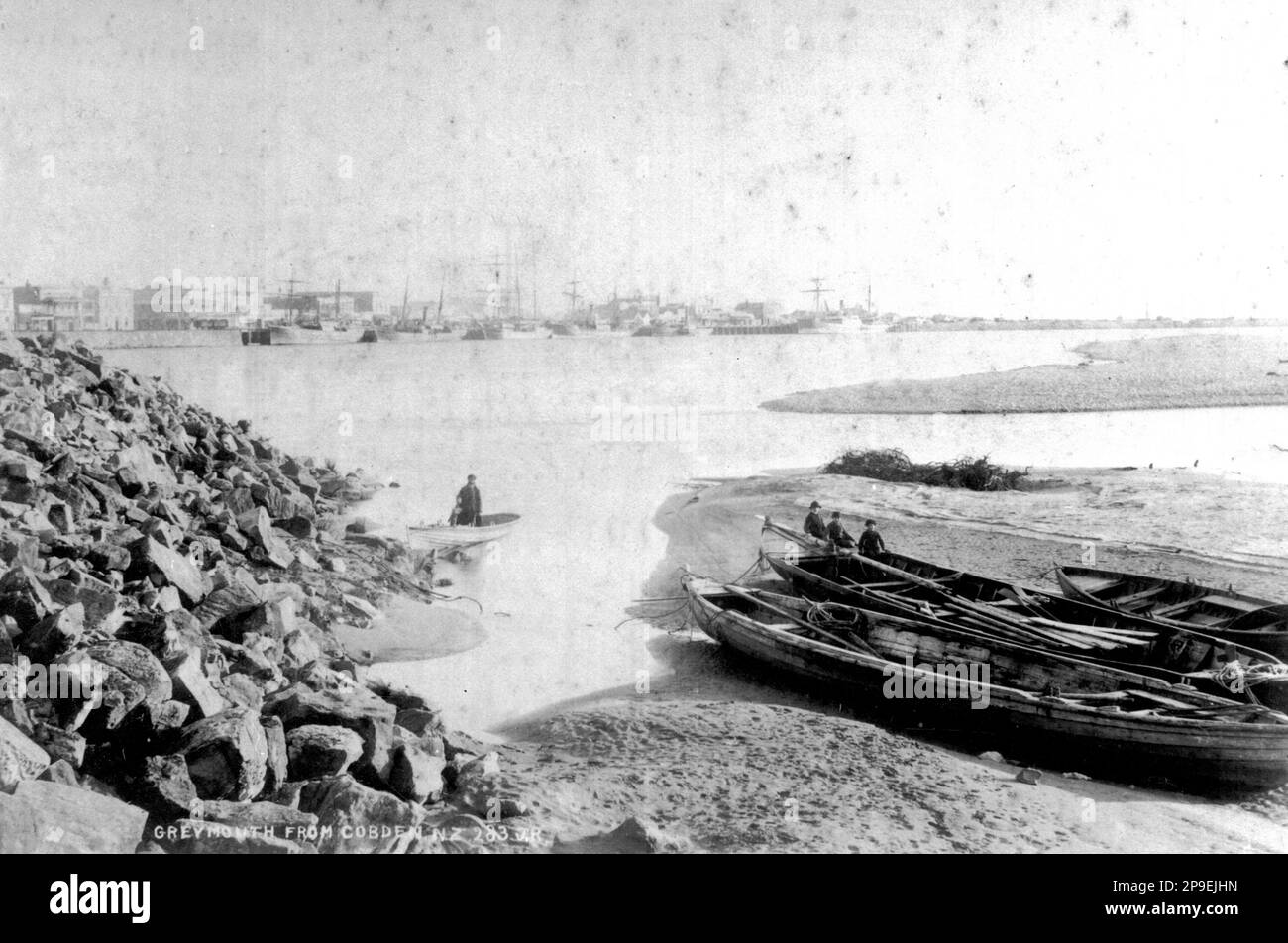 Greymouth von Cobden Seite des Grey River, Westland, Neuseeland gesehen, vermutlich in den 1870er Jahren. Walfang Boote im Vordergrund. Stockfoto