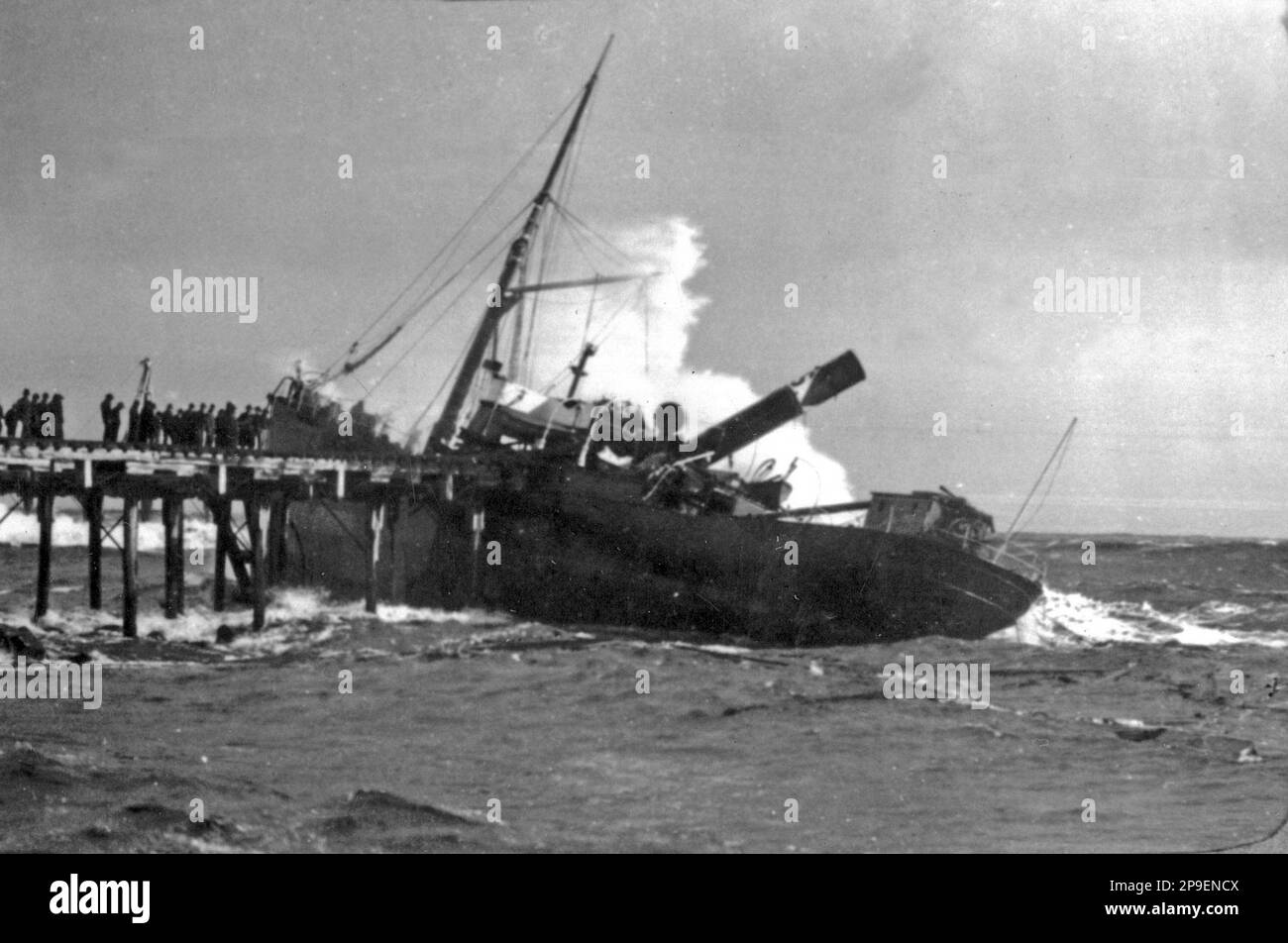 Die Wellen brechen die Gerda auf, die in schwerer See auf das nördliche Wellenbrecherwasser gespült wurde, und zerstörten 11 Buchten des Wellenbrechers, während sie am 23,6.1888 in Greymouth, Westland, Neuseeland eintrafen, und wurden zum totalen Wrack. Alle Besatzungsmitglieder flohen aus dem Eisendampferschiff, das 537 Tonnen brutto wog und ein Nettoregister von 340 Tonnen hatte. Stockfoto