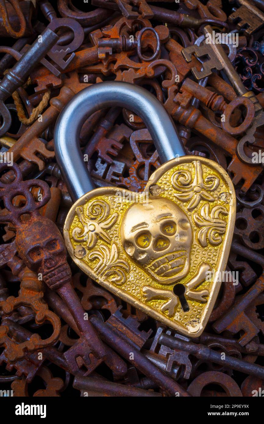 Goldenes Schädelschloss Und Alte Skeleton Keys Stockfoto