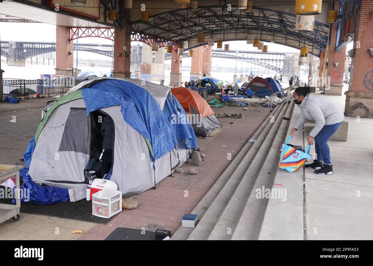 St. Louis, Usa. 10. März 2023. Die Obdachlosen packen ihre Sachen ein, nachdem man ihnen gesagt hat, sie sollen ihr Haus verlassen, das St. Louis Riverfront in St. Louis am Freitag, den 10. März 2023. Dem Lager, in dem 30-40 Menschen untergebracht waren, wurde gesagt, dass es aus dem Unterschlupf am Flussufer, der einst ein Dock für das Admiral Casino Boot war, verlegt werden muss. Die Mehrheit der Bewohner des Lagers akzeptierte die von der Stadt angebotenen Wohnmöglichkeiten. Foto: Bill Greenblatt/UPI Credit: UPI/Alamy Live News Stockfoto