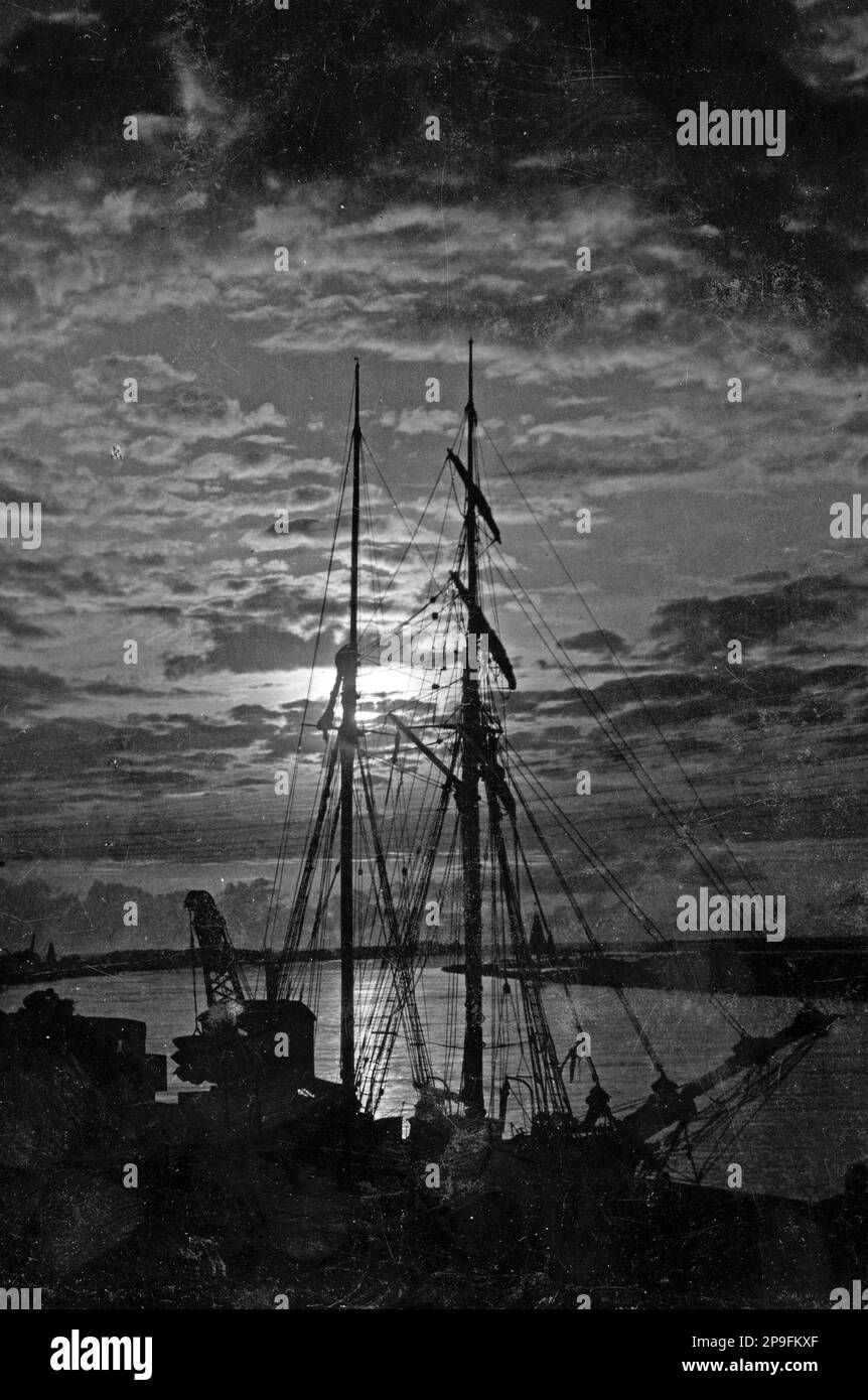 Silhouette des Segelschiffs im Hafen von Greymouth, Westland, Neuseeland, Datum unbekannt Stockfoto