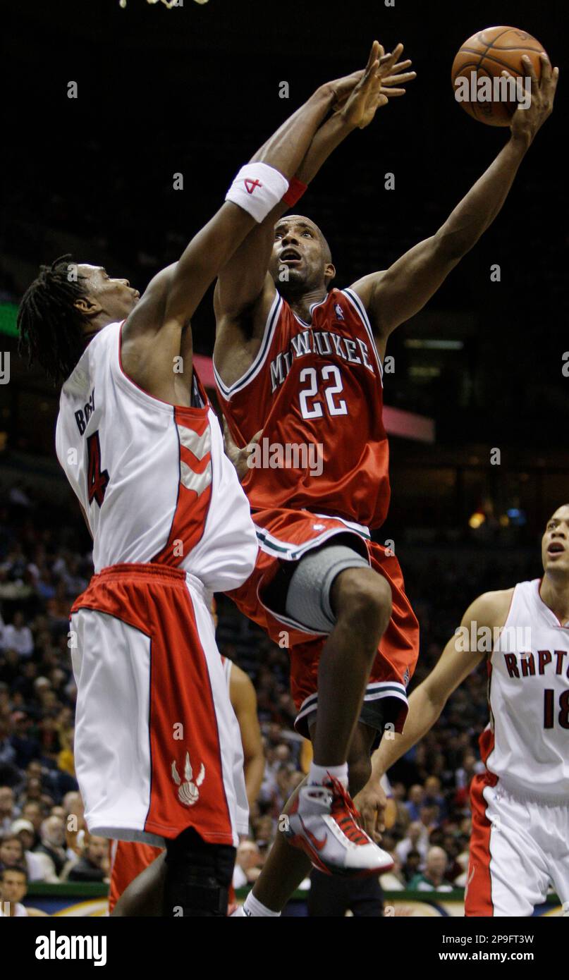 Milwaukee Bucks' Michael Redd (22) tries to drive past Toronto Raptors' Chris Bosh (4) during the second half of an NBA basketball game Saturday, Nov. 1, 2008, in Milwaukee. (AP Photo/Morry Gash) Stockfoto