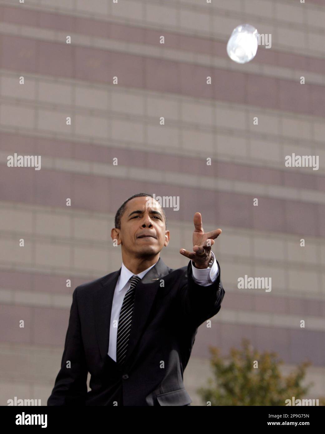 Democratic presidential candidate Sen. Barack Obama, D-Ill., throws a bottle of water to a supporter who fainted while speaking at a rally in Raleigh, N.C., Wednesday, Oct. 29, 2008. (AP Photo/Jae C. Hong) Stockfoto