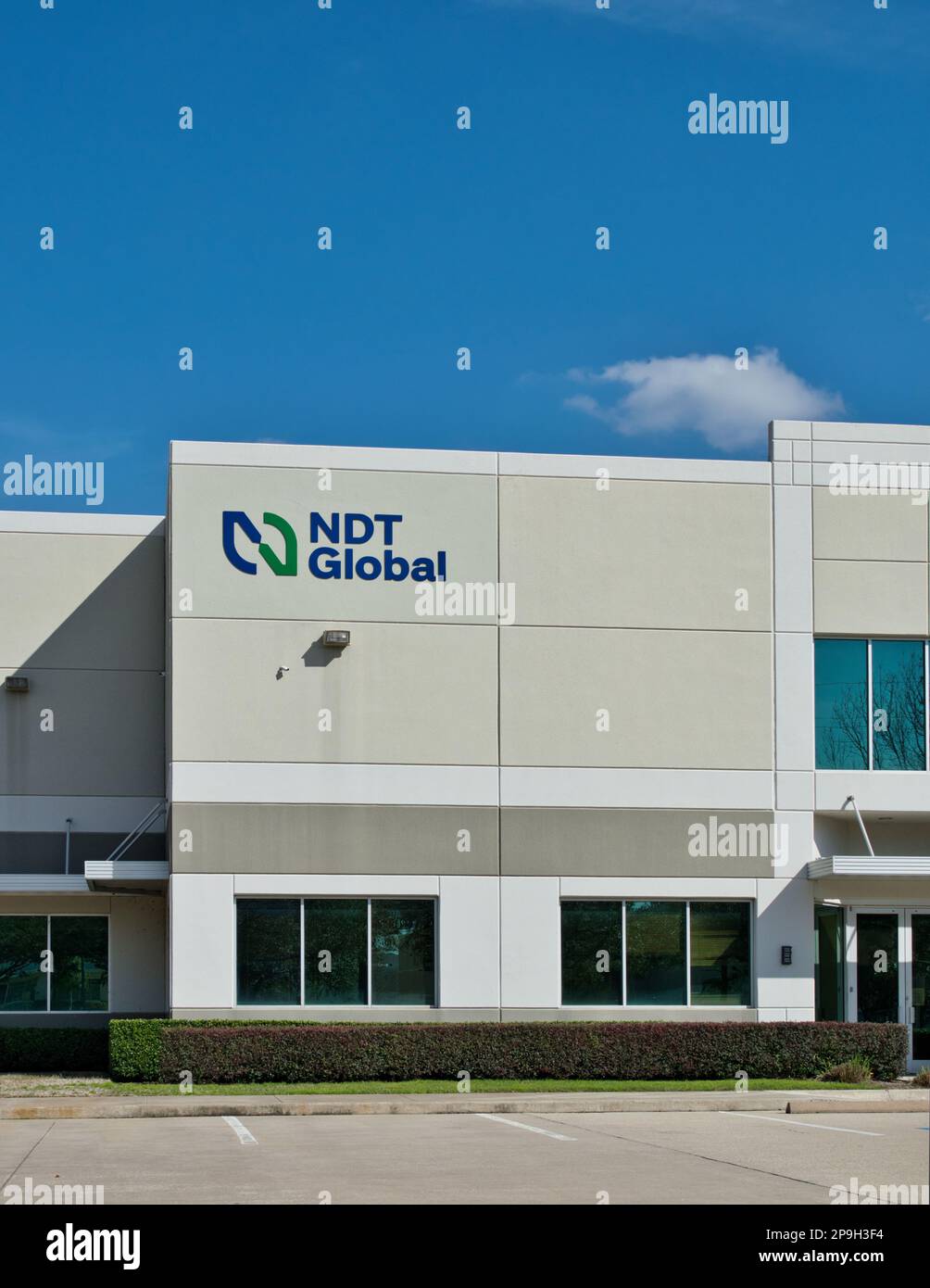 Houston, Texas, USA 02-19-2023: Außenansicht des globalen NDT-Bürogebäudes in Houston, TX. Pipeline-Inspektionsfirma mit weltweiten Standorten. Stockfoto