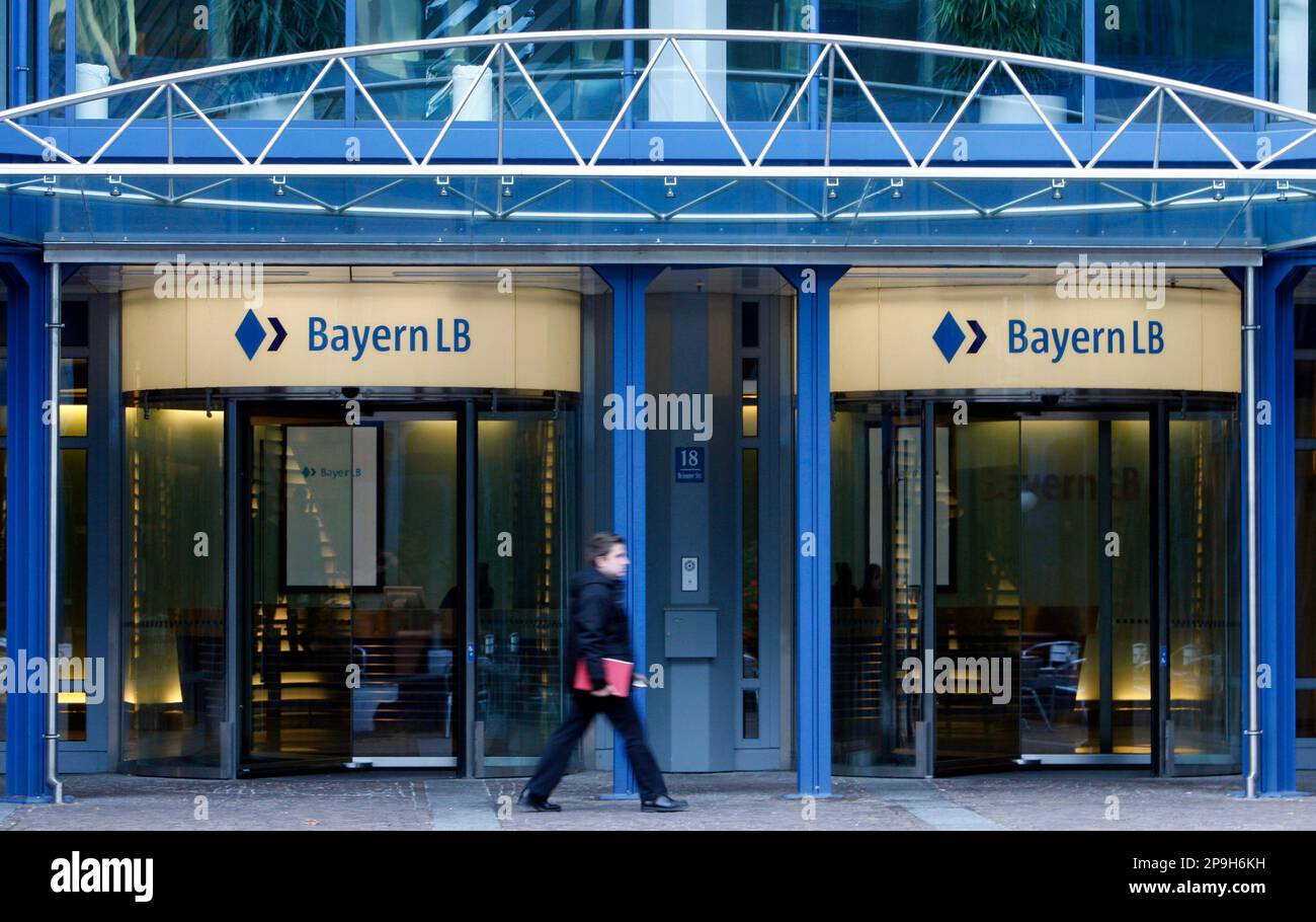 Ein Mann geht am Montag, 20. Okt. 2008, in Muenchen an der Zentrale der bayerischen Landesbank ...