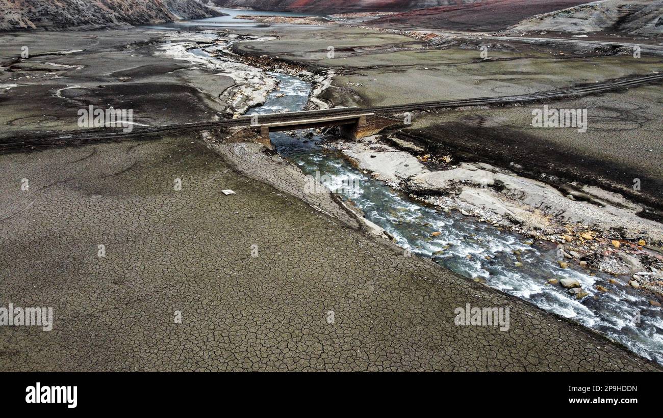 Der 1,47 Quadratkilometer große Nilüfer-Staudamm, der den Trinkwasserbedarf von Bursa deckt, der viertgrößten Stadt der Türkei mit 3 Millionen 194 000 720 Einwohnern, ist völlig ausgetrocknet, da die Region seit einiger Zeit nicht mehr geregnet ist. Der Staudamm mit einer jährlichen Wasserkapazität von 60 Millionen Kubikmetern wurde durch die jüngste saisonale Dürre beeinträchtigt, und der Wasserstand fiel aufgrund unzureichender Niederschläge auf Null. Als Vorsichtsmaßnahme, BUSK? Ich schickte eine Warnmeldung an alle Abonnenten in der Stadt, um Wasser zu sparen. Außerdem gab es Warnungen ab Stockfoto