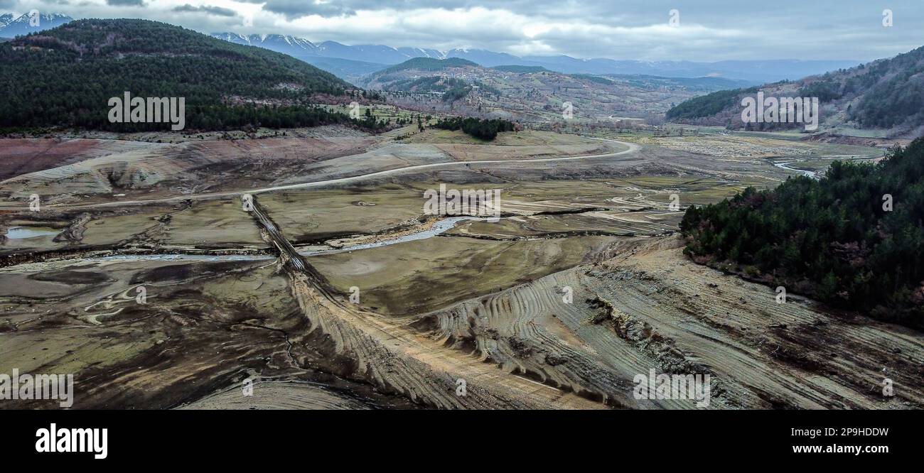 Der 1,47 Quadratkilometer große Nilüfer-Staudamm, der den Trinkwasserbedarf von Bursa deckt, der viertgrößten Stadt der Türkei mit 3 Millionen 194 000 720 Einwohnern, ist völlig ausgetrocknet, da die Region seit einiger Zeit nicht mehr geregnet ist. Der Staudamm mit einer jährlichen Wasserkapazität von 60 Millionen Kubikmetern wurde durch die jüngste saisonale Dürre beeinträchtigt, und der Wasserstand fiel aufgrund unzureichender Niederschläge auf Null. Als Vorsichtsmaßnahme, BUSK? Ich schickte eine Warnmeldung an alle Abonnenten in der Stadt, um Wasser zu sparen. Außerdem gab es Warnungen ab Stockfoto