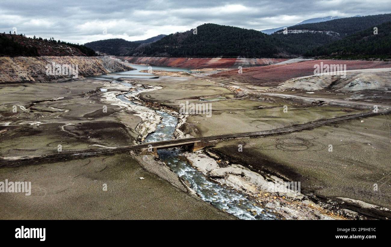 Der 1,47 Quadratkilometer große Nilüfer-Staudamm, der den Trinkwasserbedarf von Bursa deckt, der viertgrößten Stadt der Türkei mit 3 Millionen 194 000 720 Einwohnern, ist völlig ausgetrocknet, da die Region seit einiger Zeit nicht mehr geregnet ist. Der Staudamm mit einer jährlichen Wasserkapazität von 60 Millionen Kubikmetern wurde durch die jüngste saisonale Dürre beeinträchtigt, und der Wasserstand fiel aufgrund unzureichender Niederschläge auf Null. Als Vorsichtsmaßnahme, BUSK? Ich schickte eine Warnmeldung an alle Abonnenten in der Stadt, um Wasser zu sparen. Außerdem gab es Warnungen ab Stockfoto
