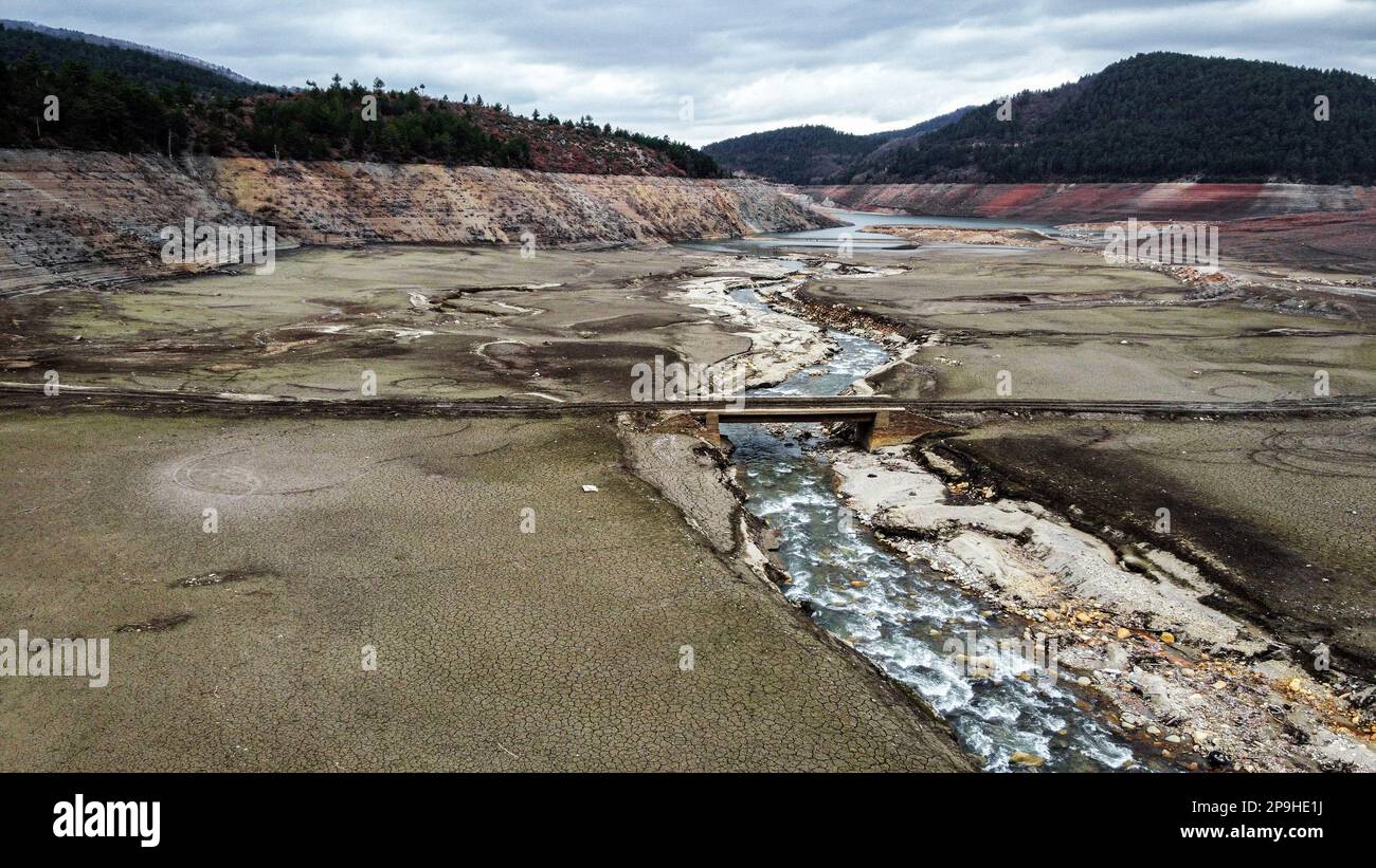Der 1,47 Quadratkilometer große Nilüfer-Staudamm, der den Trinkwasserbedarf von Bursa deckt, der viertgrößten Stadt der Türkei mit 3 Millionen 194 000 720 Einwohnern, ist völlig ausgetrocknet, da die Region seit einiger Zeit nicht mehr geregnet ist. Der Staudamm mit einer jährlichen Wasserkapazität von 60 Millionen Kubikmetern wurde durch die jüngste saisonale Dürre beeinträchtigt, und der Wasserstand fiel aufgrund unzureichender Niederschläge auf Null. Als Vorsichtsmaßnahme, BUSK? Ich schickte eine Warnmeldung an alle Abonnenten in der Stadt, um Wasser zu sparen. Außerdem gab es Warnungen ab Stockfoto