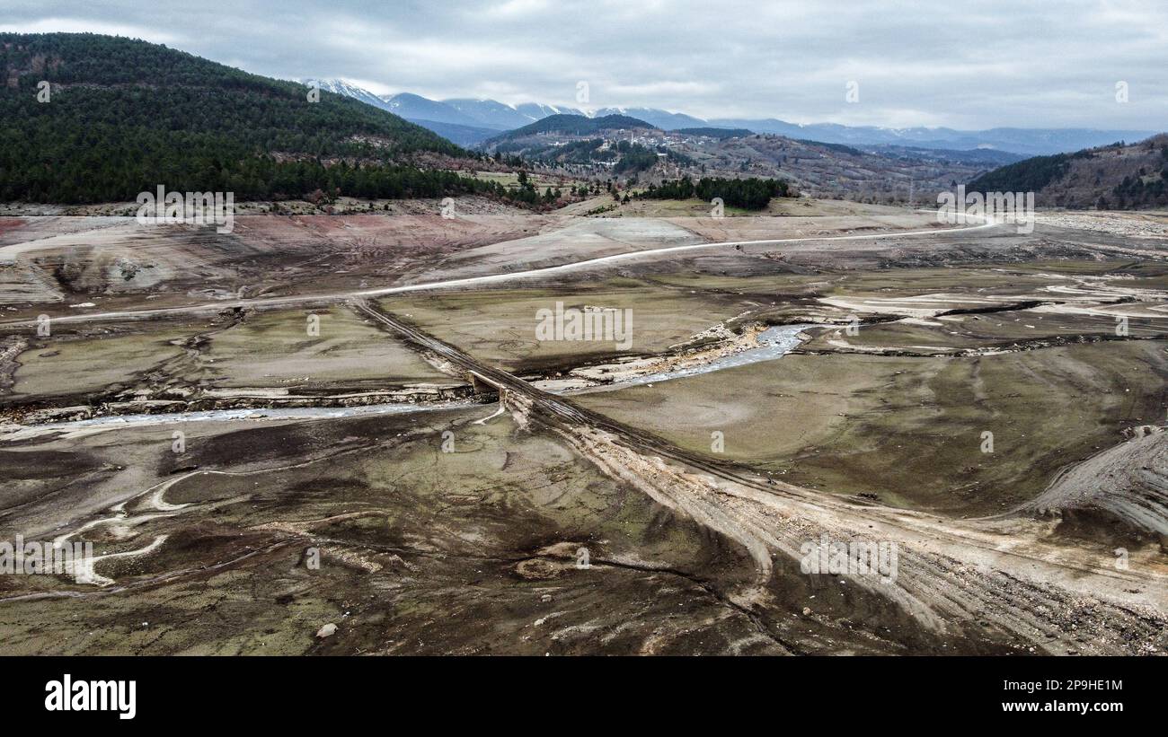 Der 1,47 Quadratkilometer große Nilüfer-Staudamm, der den Trinkwasserbedarf von Bursa deckt, der viertgrößten Stadt der Türkei mit 3 Millionen 194 000 720 Einwohnern, ist völlig ausgetrocknet, da die Region seit einiger Zeit nicht mehr geregnet ist. Der Staudamm mit einer jährlichen Wasserkapazität von 60 Millionen Kubikmetern wurde durch die jüngste saisonale Dürre beeinträchtigt, und der Wasserstand fiel aufgrund unzureichender Niederschläge auf Null. Als Vorsichtsmaßnahme, BUSK? Ich schickte eine Warnmeldung an alle Abonnenten in der Stadt, um Wasser zu sparen. Außerdem gab es Warnungen ab Stockfoto