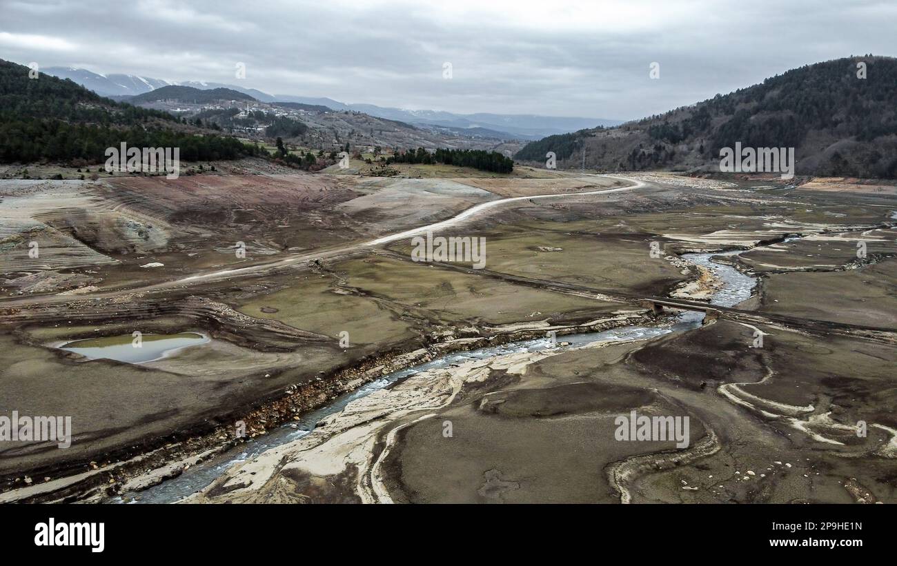 Der 1,47 Quadratkilometer große Nilüfer-Staudamm, der den Trinkwasserbedarf von Bursa deckt, der viertgrößten Stadt der Türkei mit 3 Millionen 194 000 720 Einwohnern, ist völlig ausgetrocknet, da die Region seit einiger Zeit nicht mehr geregnet ist. Der Staudamm mit einer jährlichen Wasserkapazität von 60 Millionen Kubikmetern wurde durch die jüngste saisonale Dürre beeinträchtigt, und der Wasserstand fiel aufgrund unzureichender Niederschläge auf Null. Als Vorsichtsmaßnahme, BUSK? Ich schickte eine Warnmeldung an alle Abonnenten in der Stadt, um Wasser zu sparen. Außerdem gab es Warnungen ab Stockfoto