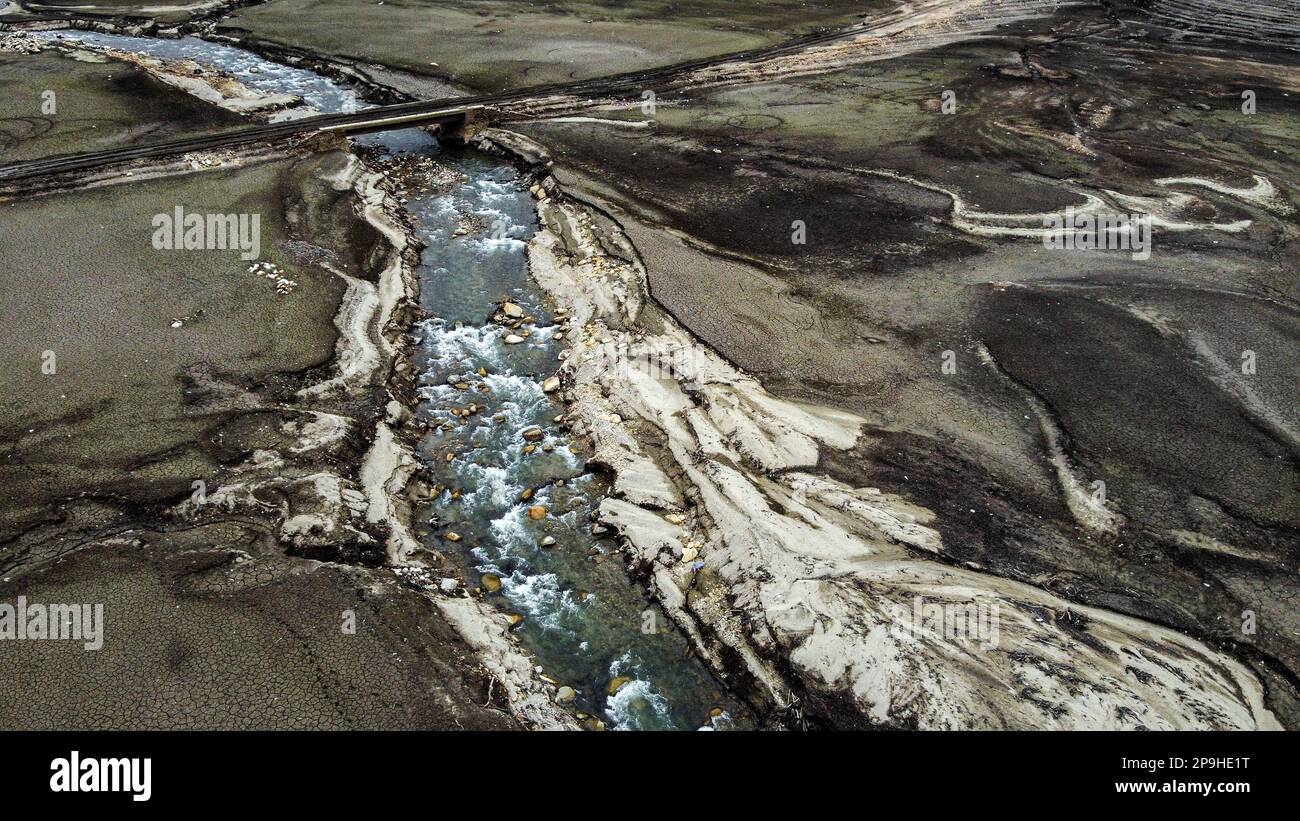 Der 1,47 Quadratkilometer große Nilüfer-Staudamm, der den Trinkwasserbedarf von Bursa deckt, der viertgrößten Stadt der Türkei mit 3 Millionen 194 000 720 Einwohnern, ist völlig ausgetrocknet, da die Region seit einiger Zeit nicht mehr geregnet ist. Der Staudamm mit einer jährlichen Wasserkapazität von 60 Millionen Kubikmetern wurde durch die jüngste saisonale Dürre beeinträchtigt, und der Wasserstand fiel aufgrund unzureichender Niederschläge auf Null. Als Vorsichtsmaßnahme, BUSK? Ich schickte eine Warnmeldung an alle Abonnenten in der Stadt, um Wasser zu sparen. Außerdem gab es Warnungen ab Stockfoto