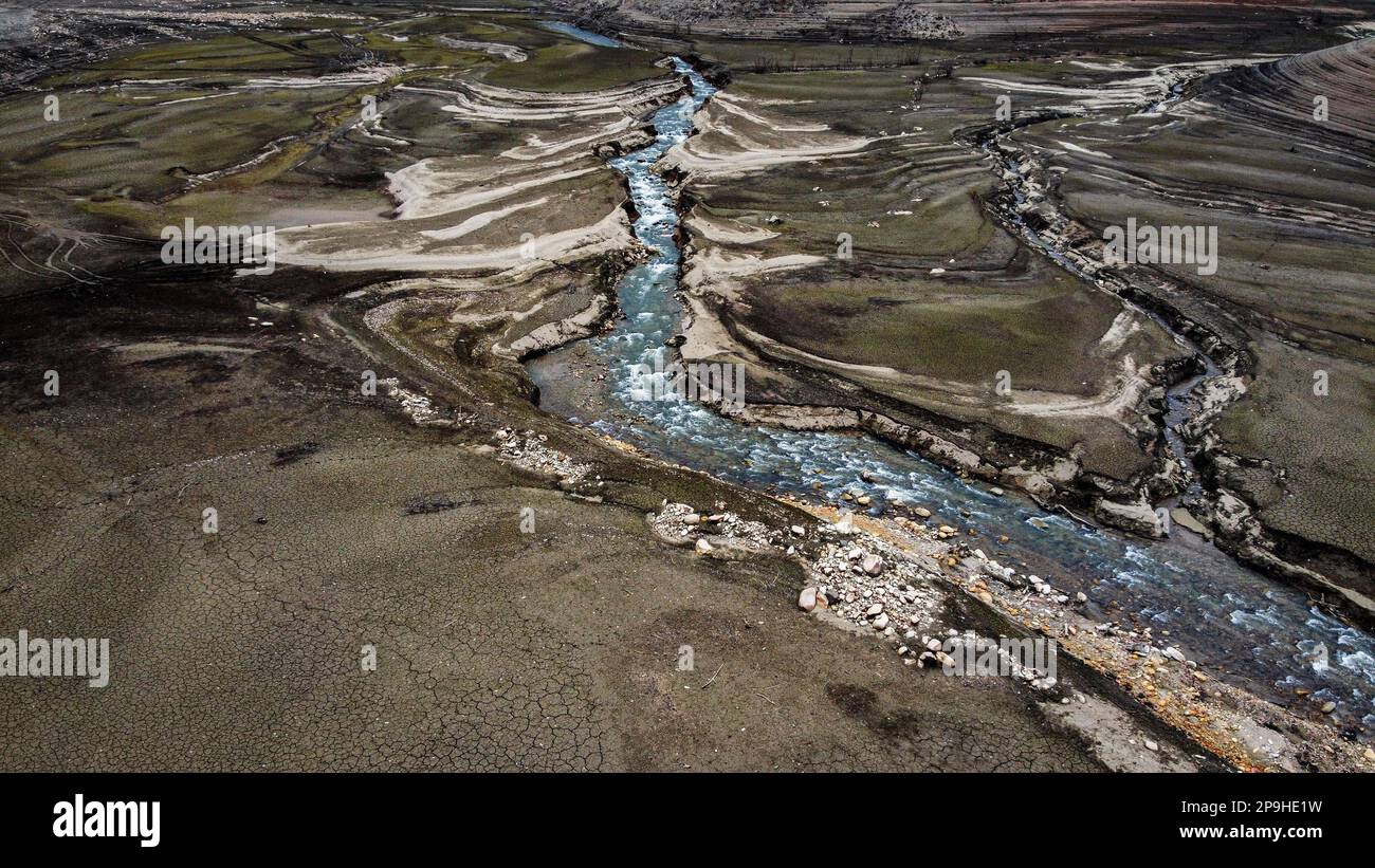 Der 1,47 Quadratkilometer große Nilüfer-Staudamm, der den Trinkwasserbedarf von Bursa deckt, der viertgrößten Stadt der Türkei mit 3 Millionen 194 000 720 Einwohnern, ist völlig ausgetrocknet, da die Region seit einiger Zeit nicht mehr geregnet ist. Der Staudamm mit einer jährlichen Wasserkapazität von 60 Millionen Kubikmetern wurde durch die jüngste saisonale Dürre beeinträchtigt, und der Wasserstand fiel aufgrund unzureichender Niederschläge auf Null. Als Vorsichtsmaßnahme, BUSK? Ich schickte eine Warnmeldung an alle Abonnenten in der Stadt, um Wasser zu sparen. Außerdem gab es Warnungen ab Stockfoto