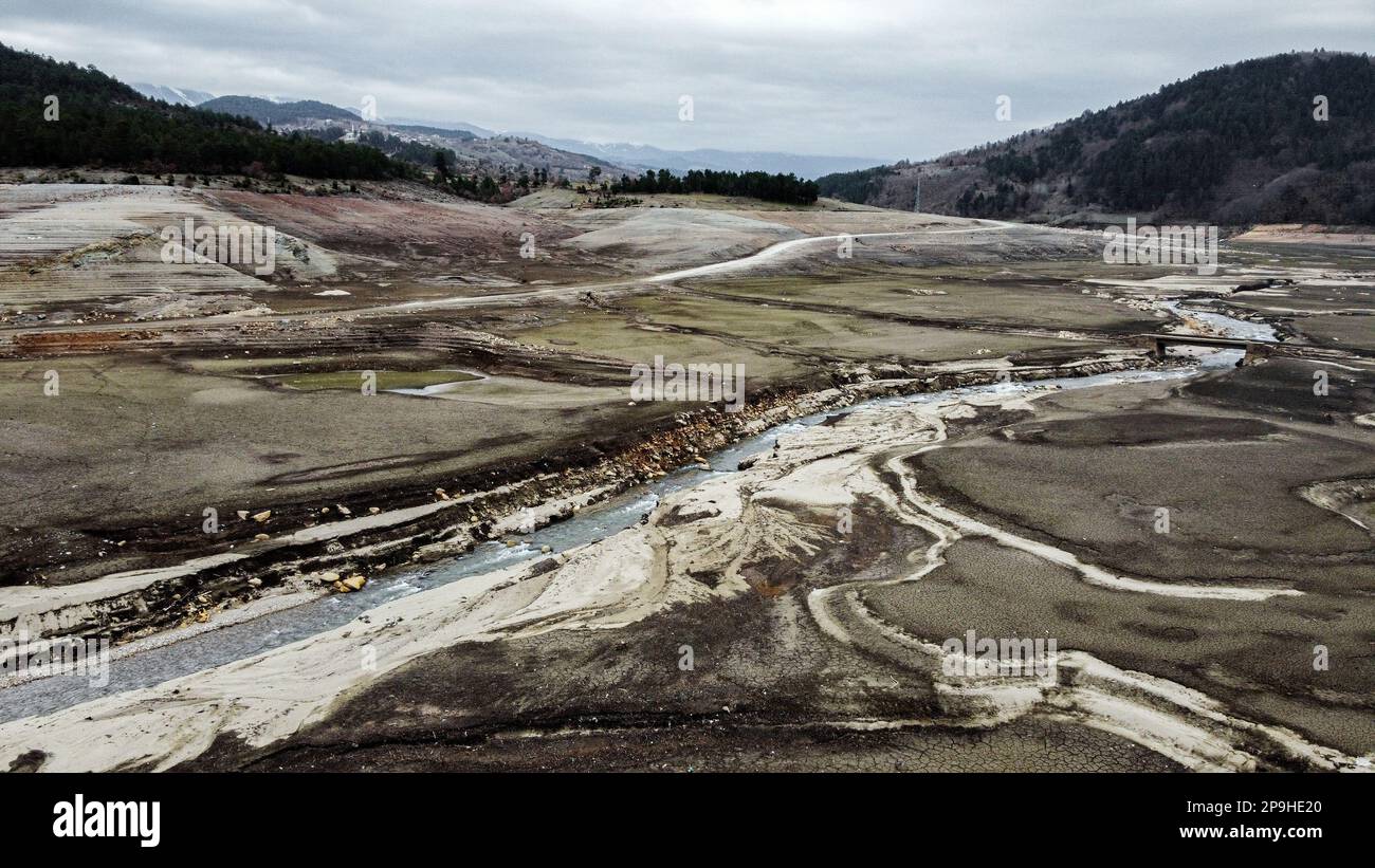 Der 1,47 Quadratkilometer große Nilüfer-Staudamm, der den Trinkwasserbedarf von Bursa deckt, der viertgrößten Stadt der Türkei mit 3 Millionen 194 000 720 Einwohnern, ist völlig ausgetrocknet, da die Region seit einiger Zeit nicht mehr geregnet ist. Der Staudamm mit einer jährlichen Wasserkapazität von 60 Millionen Kubikmetern wurde durch die jüngste saisonale Dürre beeinträchtigt, und der Wasserstand fiel aufgrund unzureichender Niederschläge auf Null. Als Vorsichtsmaßnahme, BUSK? Ich schickte eine Warnmeldung an alle Abonnenten in der Stadt, um Wasser zu sparen. Außerdem gab es Warnungen ab Stockfoto