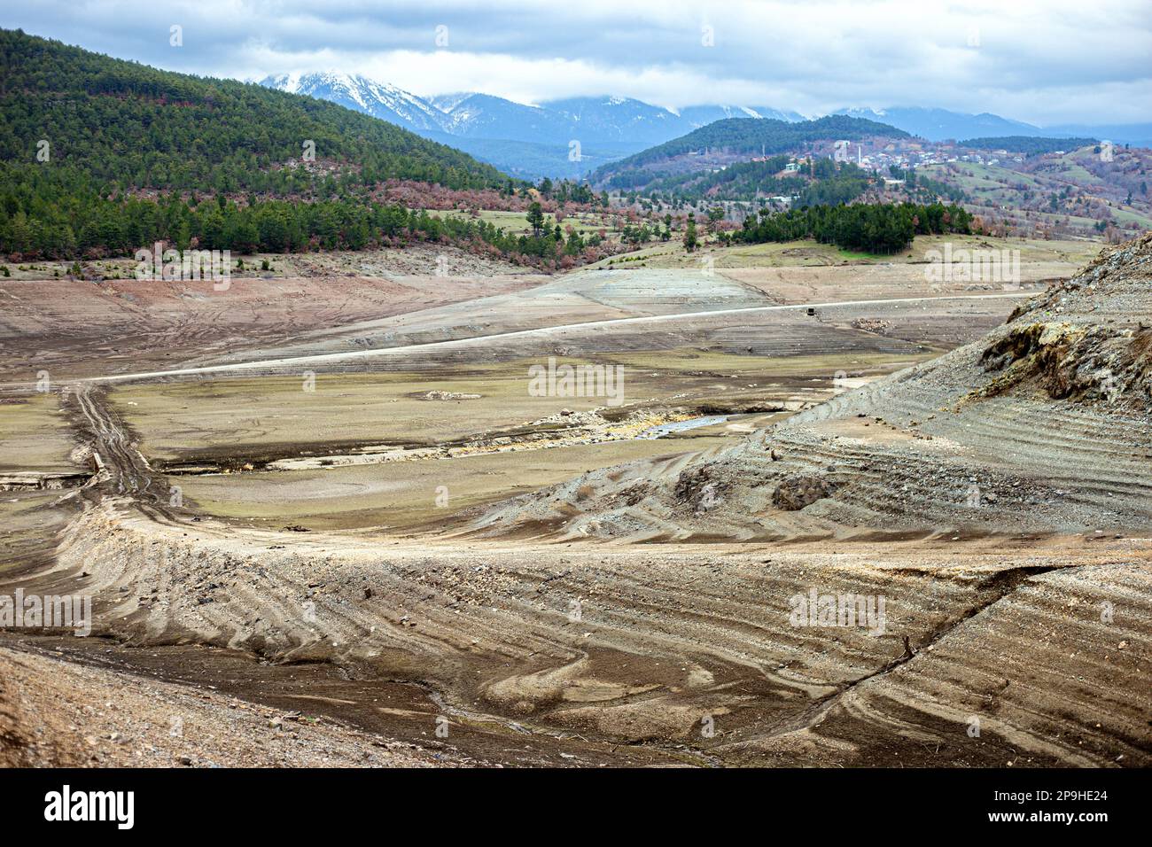 Der 1,47 Quadratkilometer große Nilüfer-Staudamm, der den Trinkwasserbedarf von Bursa deckt, der viertgrößten Stadt der Türkei mit 3 Millionen 194 000 720 Einwohnern, ist völlig ausgetrocknet, da die Region seit einiger Zeit nicht mehr geregnet ist. Der Staudamm mit einer jährlichen Wasserkapazität von 60 Millionen Kubikmetern wurde durch die jüngste saisonale Dürre beeinträchtigt, und der Wasserstand fiel aufgrund unzureichender Niederschläge auf Null. Als Vorsichtsmaßnahme, BUSK? Ich schickte eine Warnmeldung an alle Abonnenten in der Stadt, um Wasser zu sparen. Außerdem gab es Warnungen ab Stockfoto