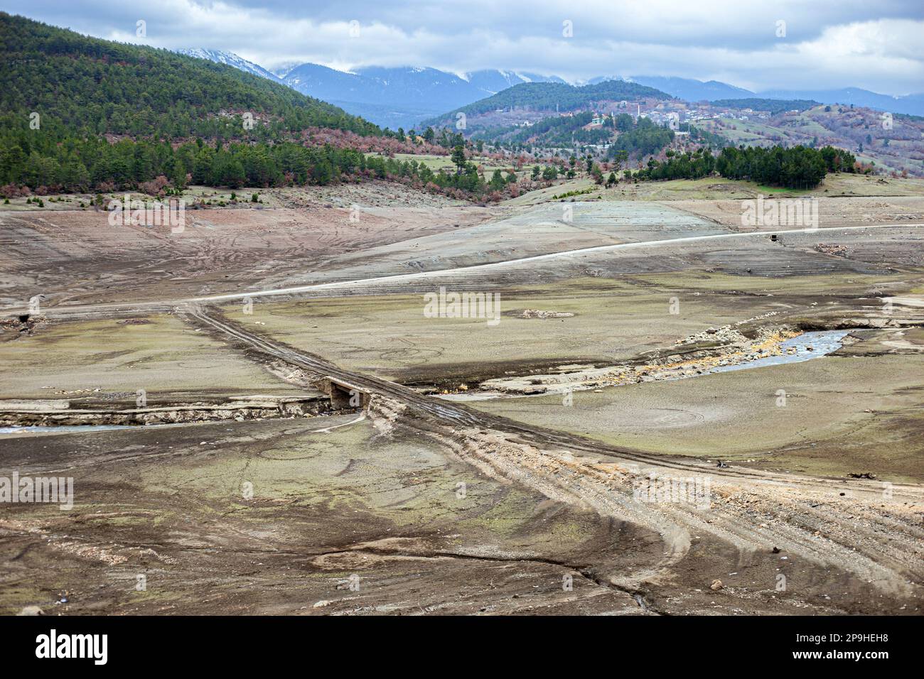 Der 1,47 Quadratkilometer große Nilüfer-Staudamm, der den Trinkwasserbedarf von Bursa deckt, der viertgrößten Stadt der Türkei mit 3 Millionen 194 000 720 Einwohnern, ist völlig ausgetrocknet, da die Region seit einiger Zeit nicht mehr geregnet ist. Der Staudamm mit einer jährlichen Wasserkapazität von 60 Millionen Kubikmetern wurde durch die jüngste saisonale Dürre beeinträchtigt, und der Wasserstand fiel aufgrund unzureichender Niederschläge auf Null. Als Vorsichtsmaßnahme, BUSK? Ich schickte eine Warnmeldung an alle Abonnenten in der Stadt, um Wasser zu sparen. Außerdem gab es Warnungen ab Stockfoto