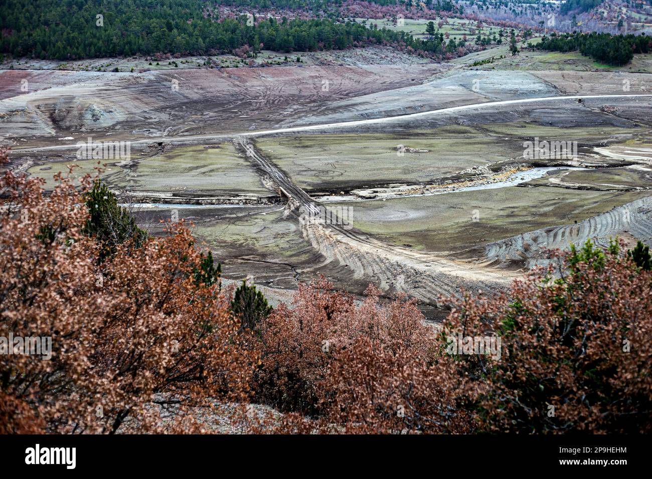 Der 1,47 Quadratkilometer große Nilüfer-Staudamm, der den Trinkwasserbedarf von Bursa deckt, der viertgrößten Stadt der Türkei mit 3 Millionen 194 000 720 Einwohnern, ist völlig ausgetrocknet, da die Region seit einiger Zeit nicht mehr geregnet ist. Der Staudamm mit einer jährlichen Wasserkapazität von 60 Millionen Kubikmetern wurde durch die jüngste saisonale Dürre beeinträchtigt, und der Wasserstand fiel aufgrund unzureichender Niederschläge auf Null. Als Vorsichtsmaßnahme, BUSK? Ich schickte eine Warnmeldung an alle Abonnenten in der Stadt, um Wasser zu sparen. Außerdem gab es Warnungen ab Stockfoto