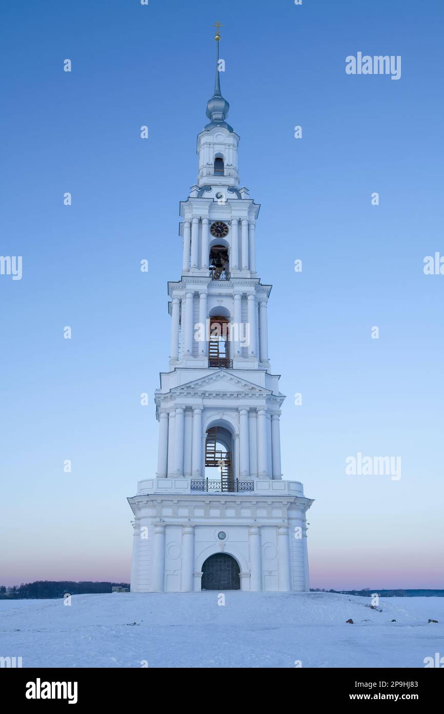 Antiker Glockenturm des überfluteten St. Nicholas Kathedrale aus der Nähe an einem Vormittag im Januar. Kalyazin. Tver Region, Russland Stockfoto