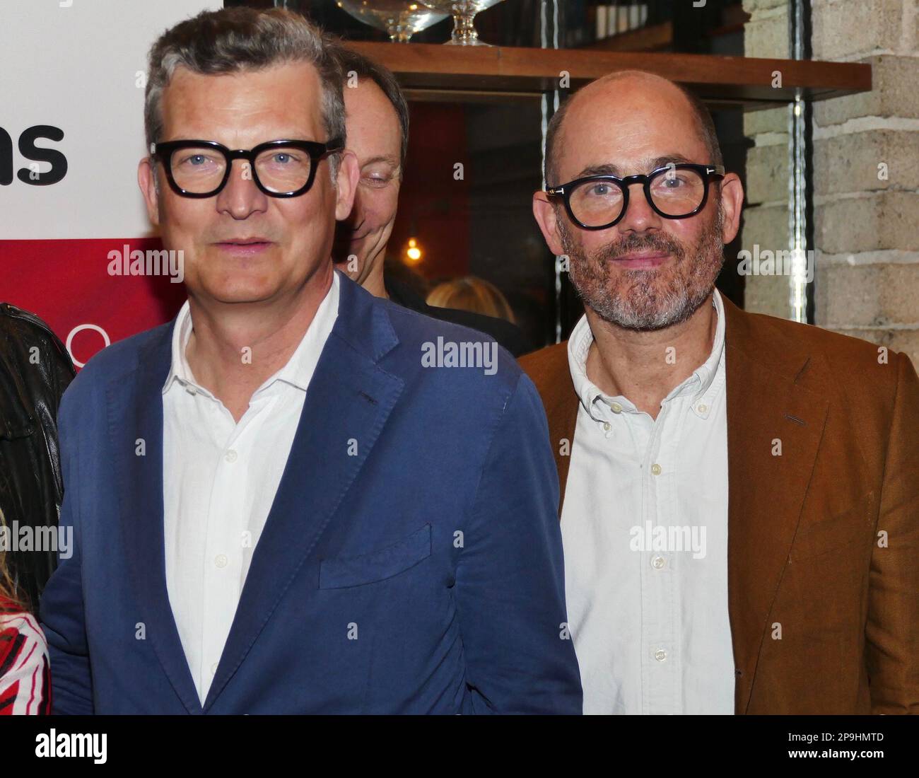 Los Angeles, USA. 10. März 2023. Malte Grunert, Produzent, und Edward Berger (r), Regisseur von "Nothing New in the West", stehen gemeinsam auf einem Empfang für die deutschen Oscar-Nominierten, der von German Films, dem ausländischen Vertreter des deutschen Films, ausgerichtet wird. Kredit: Barbara Munker/dpa/Alamy Live News Stockfoto