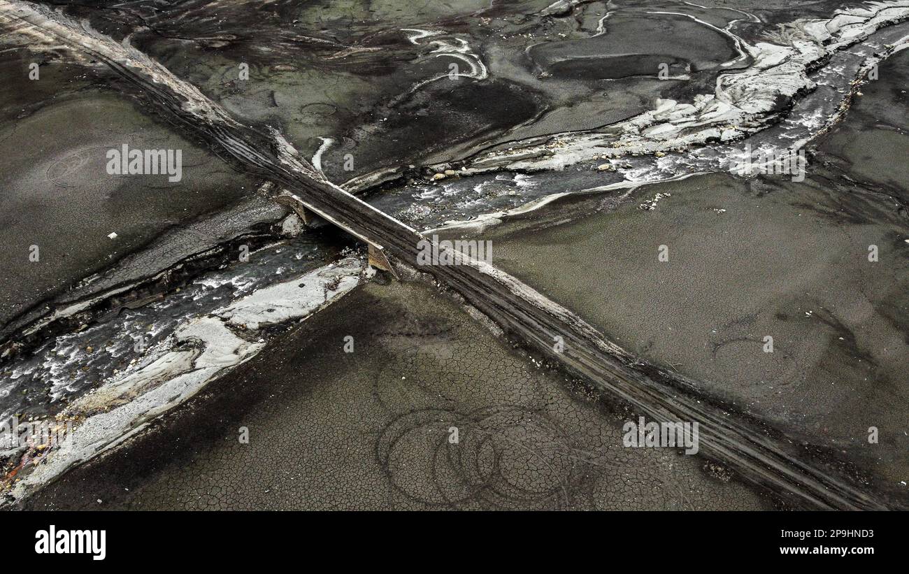 Bursa, Türkei. 11. Februar 2023. Der Staudamm NilÃ¼fer Barrage, der 1,47 Quadratkilometer große NilÃ¼fer-Staudamm, der den Trinkwasserbedarf von Bursa deckt, der viertgrößten Stadt der Türkei mit 3 Millionen 194 720 Einwohnern, ist völlig ausgetrocknet, weil es in der Region seit einiger Zeit nicht geregnet hat. Der Staudamm mit einer jährlichen Wasserkapazität von 60 Millionen Kubikmetern wurde durch die jüngste saisonale Dürre beeinträchtigt, und der Wasserstand fiel aufgrund unzureichender Niederschläge auf Null. Als Vorsichtsmaßnahme, BUSK? Ich schickte eine Warnmeldung an alle Abonnenten in der Stadt, um Wasser zu sparen. Stockfoto