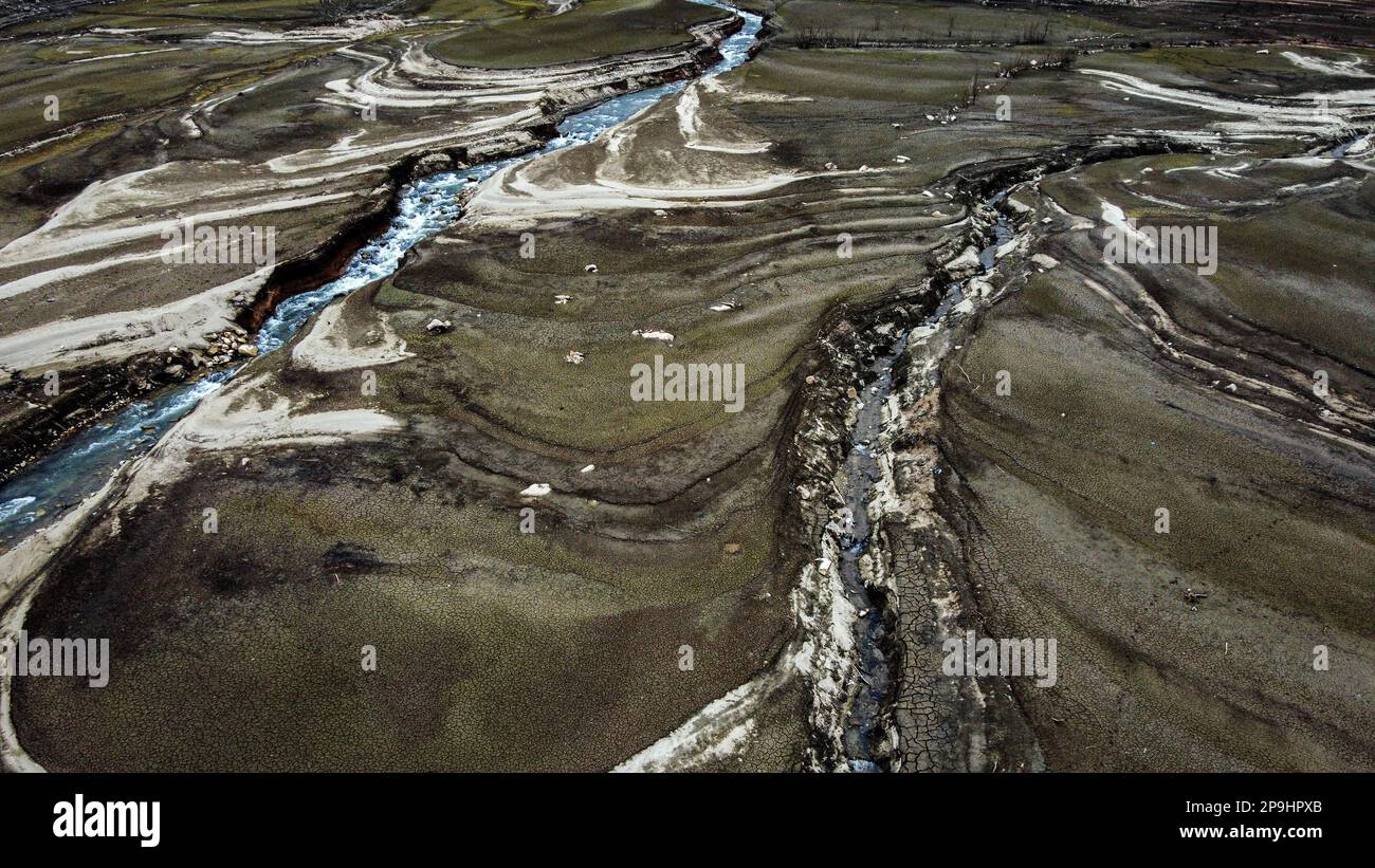 Bursa, Türkei. 11. Februar 2023. Der Staudamm NilÃ¼fer Barrage, der 1,47 Quadratkilometer große NilÃ¼fer-Staudamm, der den Trinkwasserbedarf von Bursa deckt, der viertgrößten Stadt der Türkei mit 3 Millionen 194 720 Einwohnern, ist völlig ausgetrocknet, weil es in der Region seit einiger Zeit nicht geregnet hat. Der Staudamm mit einer jährlichen Wasserkapazität von 60 Millionen Kubikmetern wurde durch die jüngste saisonale Dürre beeinträchtigt, und der Wasserstand fiel aufgrund unzureichender Niederschläge auf Null. Als Vorsichtsmaßnahme, BUSK? Ich schickte eine Warnmeldung an alle Abonnenten in der Stadt, um Wasser zu sparen. Stockfoto