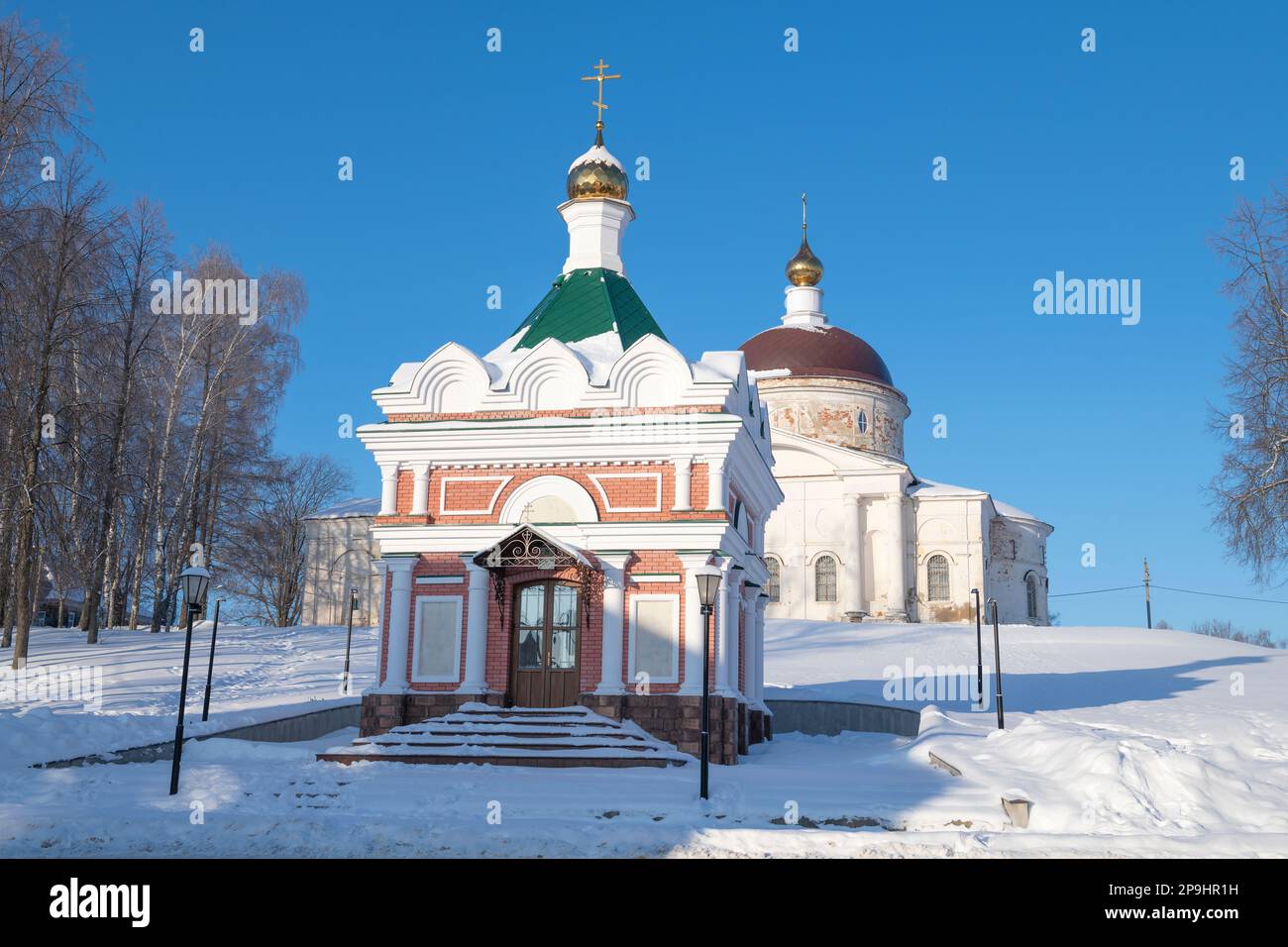 Kapelle St. Nicholas der Wunderarbeiter vor dem Hintergrund des antiken Heiligen Nicholas-Kathedrale an einem sonnigen Januar-Tag. Myshkin. Region Jaroslavl, Stockfoto