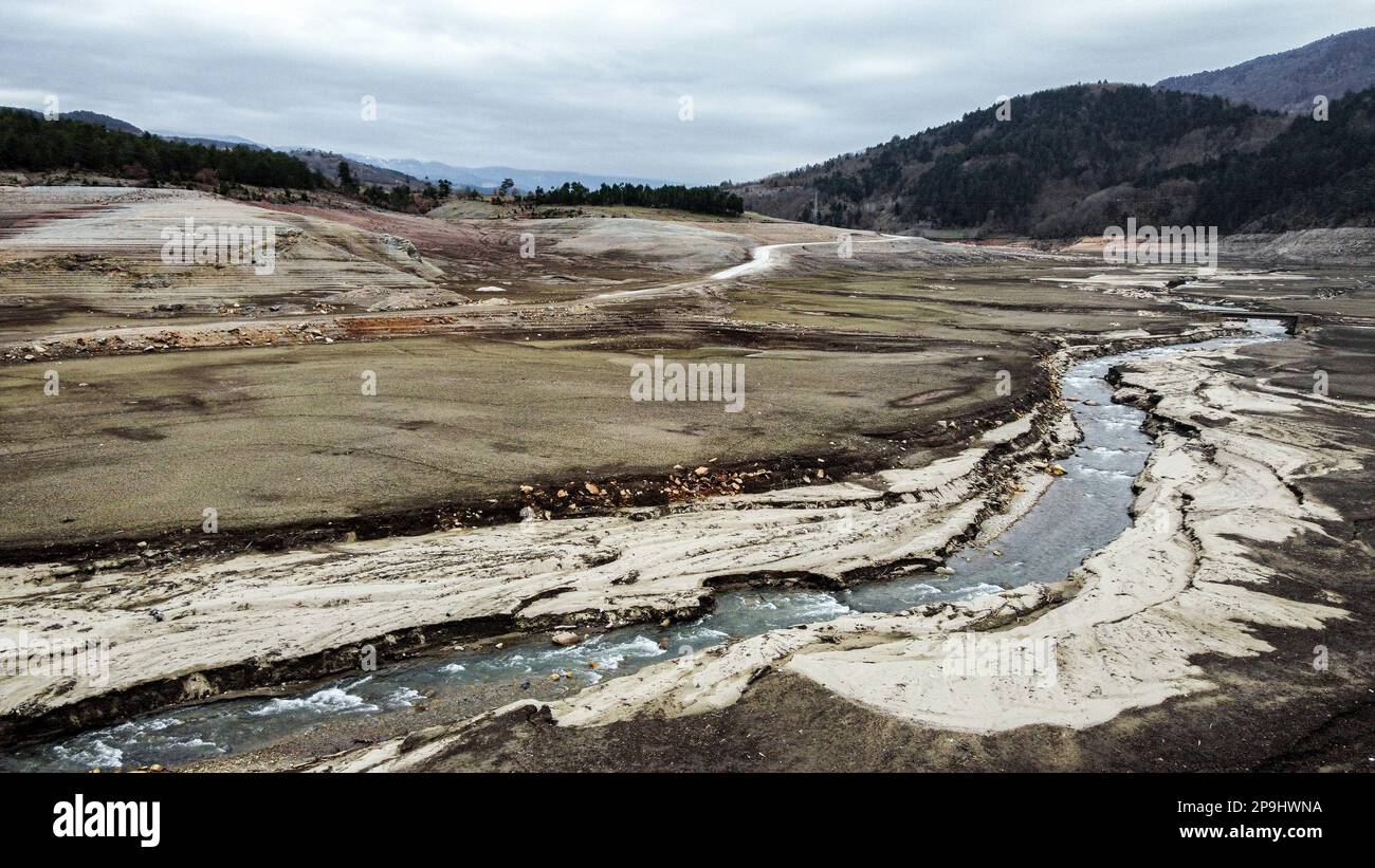Bursa, Türkei. 11. Februar 2023. Der Staudamm NilÃ¼fer Barrage, der 1,47 Quadratkilometer große NilÃ¼fer-Staudamm, der den Trinkwasserbedarf von Bursa deckt, der viertgrößten Stadt der Türkei mit 3 Millionen 194 720 Einwohnern, ist völlig ausgetrocknet, weil es in der Region seit einiger Zeit nicht geregnet hat. Der Staudamm mit einer jährlichen Wasserkapazität von 60 Millionen Kubikmetern wurde durch die jüngste saisonale Dürre beeinträchtigt, und der Wasserstand fiel aufgrund unzureichender Niederschläge auf Null. Als Vorsichtsmaßnahme, BUSK? Ich schickte eine Warnmeldung an alle Abonnenten in der Stadt, um Wasser zu sparen. Stockfoto