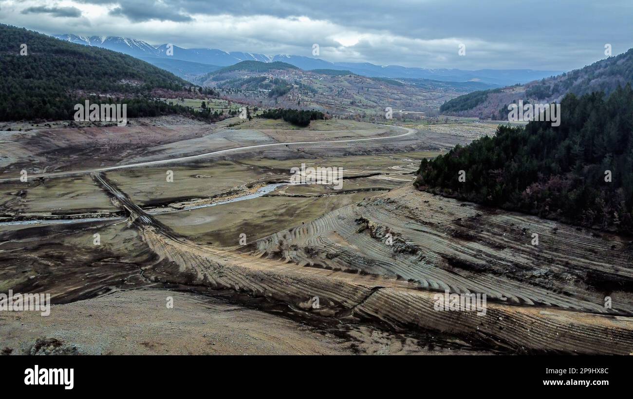 Bursa, Türkei. 11. Februar 2023. Der Staudamm NilÃ¼fer Barrage, der 1,47 Quadratkilometer große NilÃ¼fer-Staudamm, der den Trinkwasserbedarf von Bursa deckt, der viertgrößten Stadt der Türkei mit 3 Millionen 194 720 Einwohnern, ist völlig ausgetrocknet, weil es in der Region seit einiger Zeit nicht geregnet hat. Der Staudamm mit einer jährlichen Wasserkapazität von 60 Millionen Kubikmetern wurde durch die jüngste saisonale Dürre beeinträchtigt, und der Wasserstand fiel aufgrund unzureichender Niederschläge auf Null. Als Vorsichtsmaßnahme, BUSK? Ich schickte eine Warnmeldung an alle Abonnenten in der Stadt, um Wasser zu sparen. Stockfoto